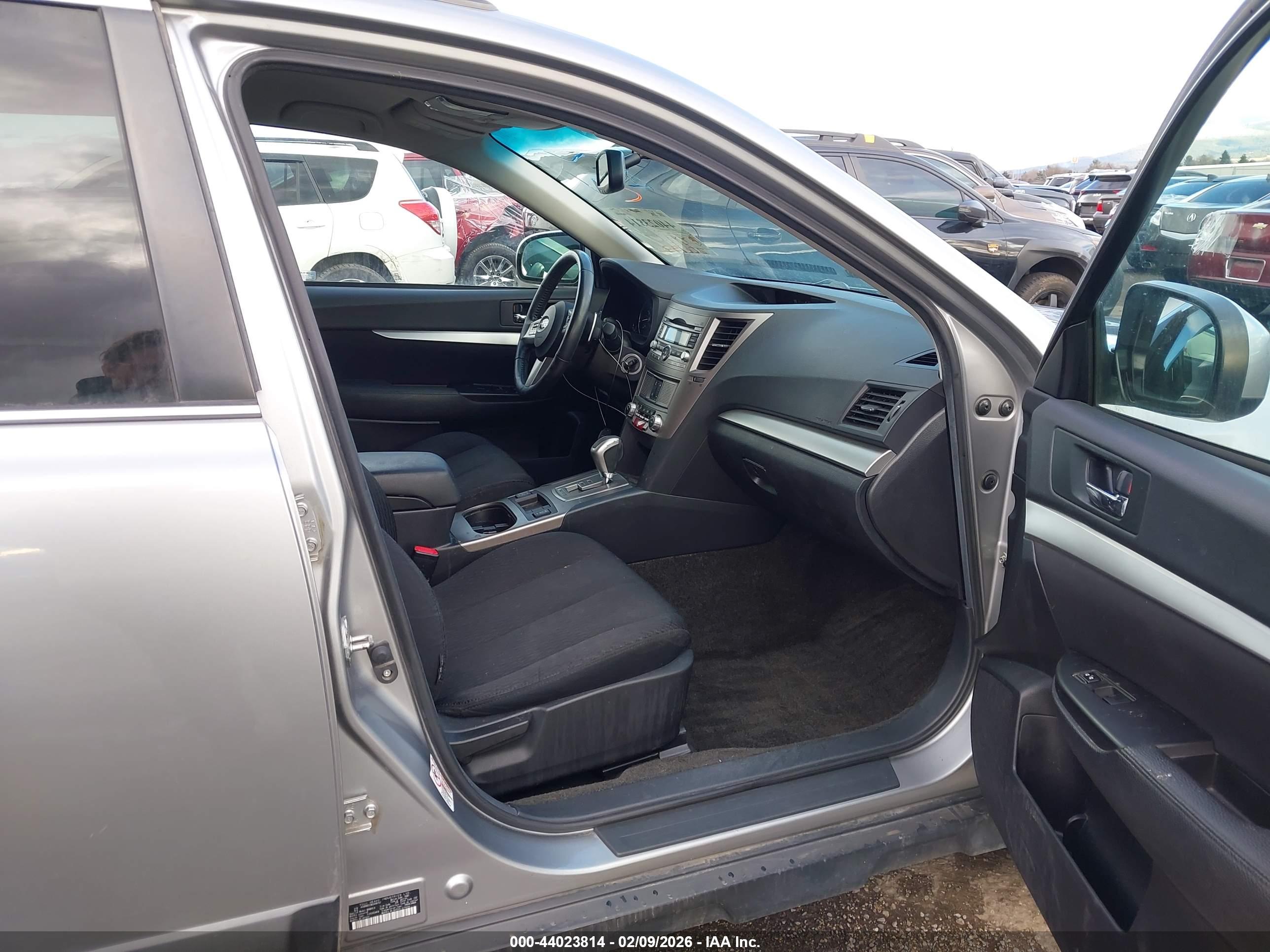 SUBARU OUTBACK image 5