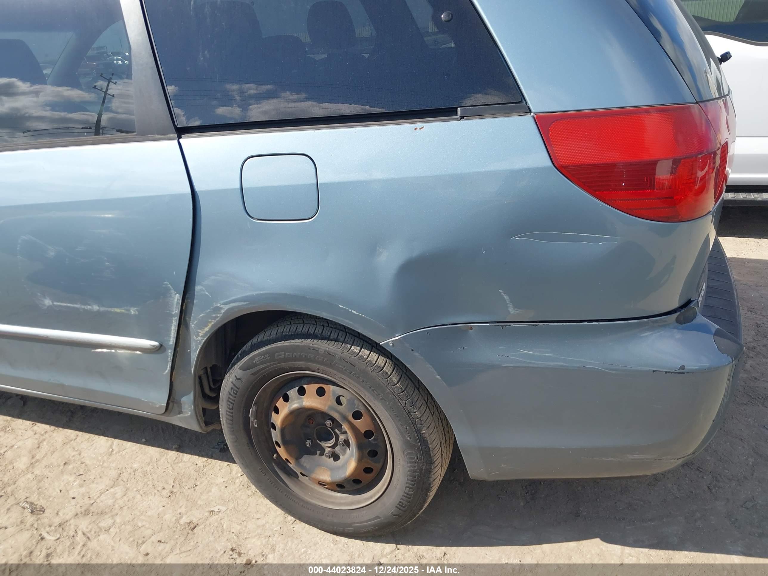 TOYOTA SIENNA image 6