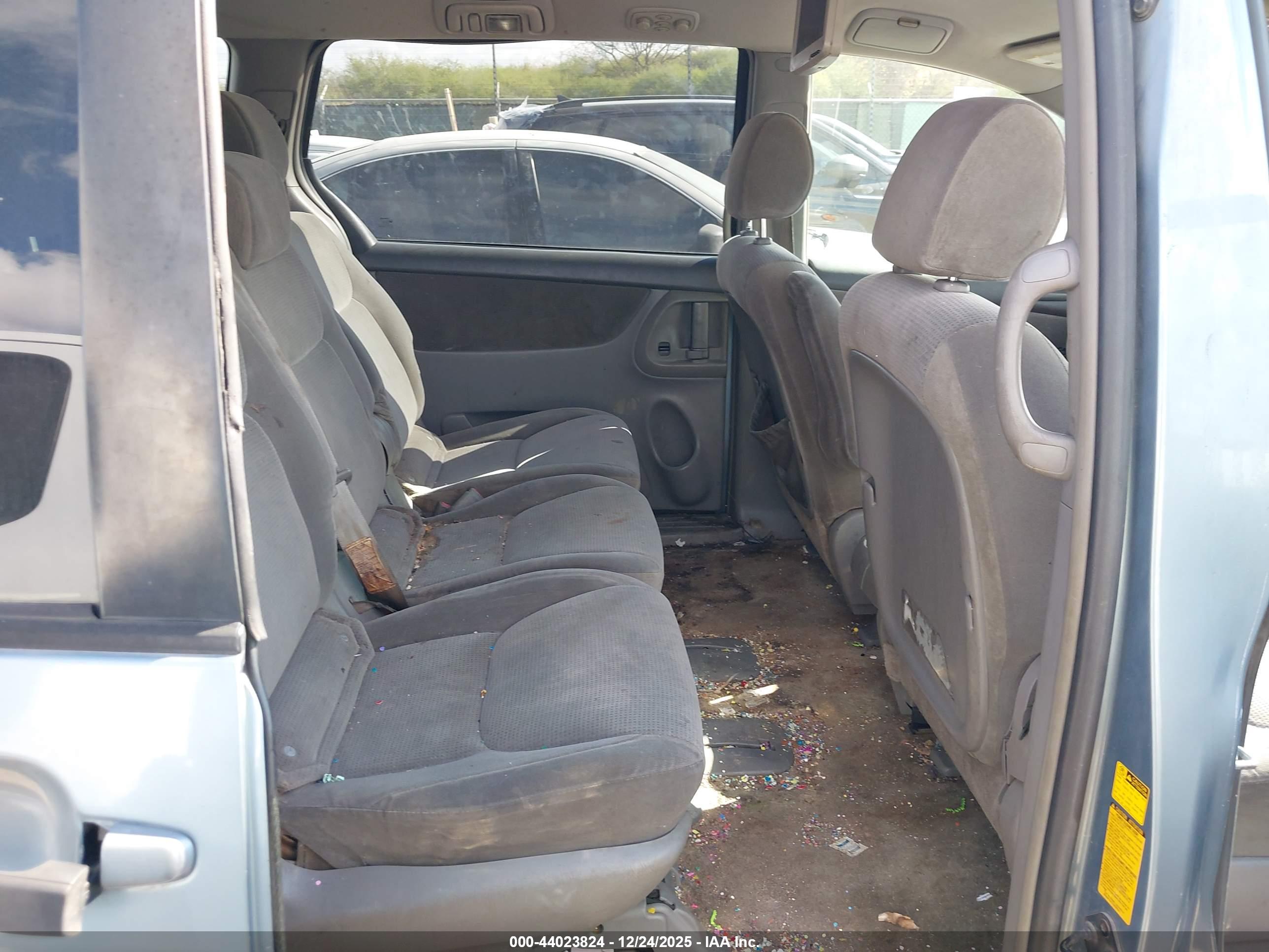 TOYOTA SIENNA image 8