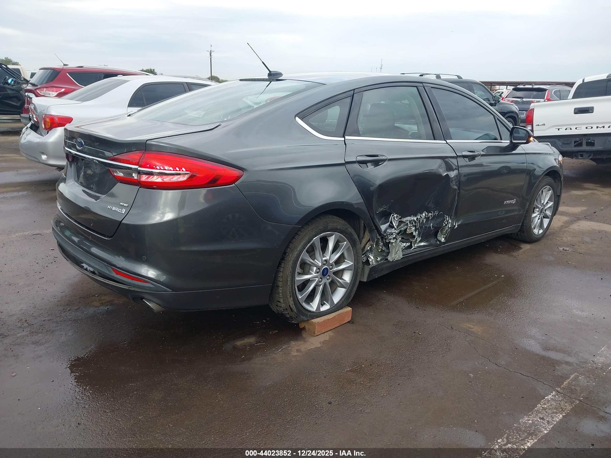 FORD FUSION image 4