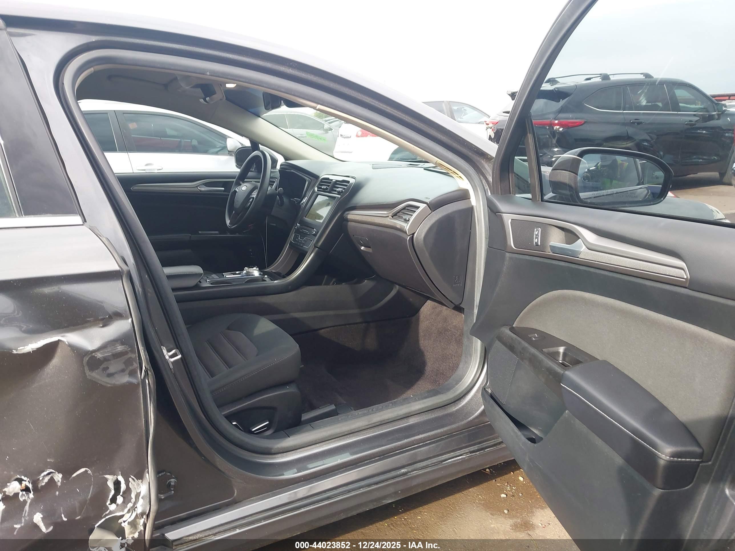 FORD FUSION image 5
