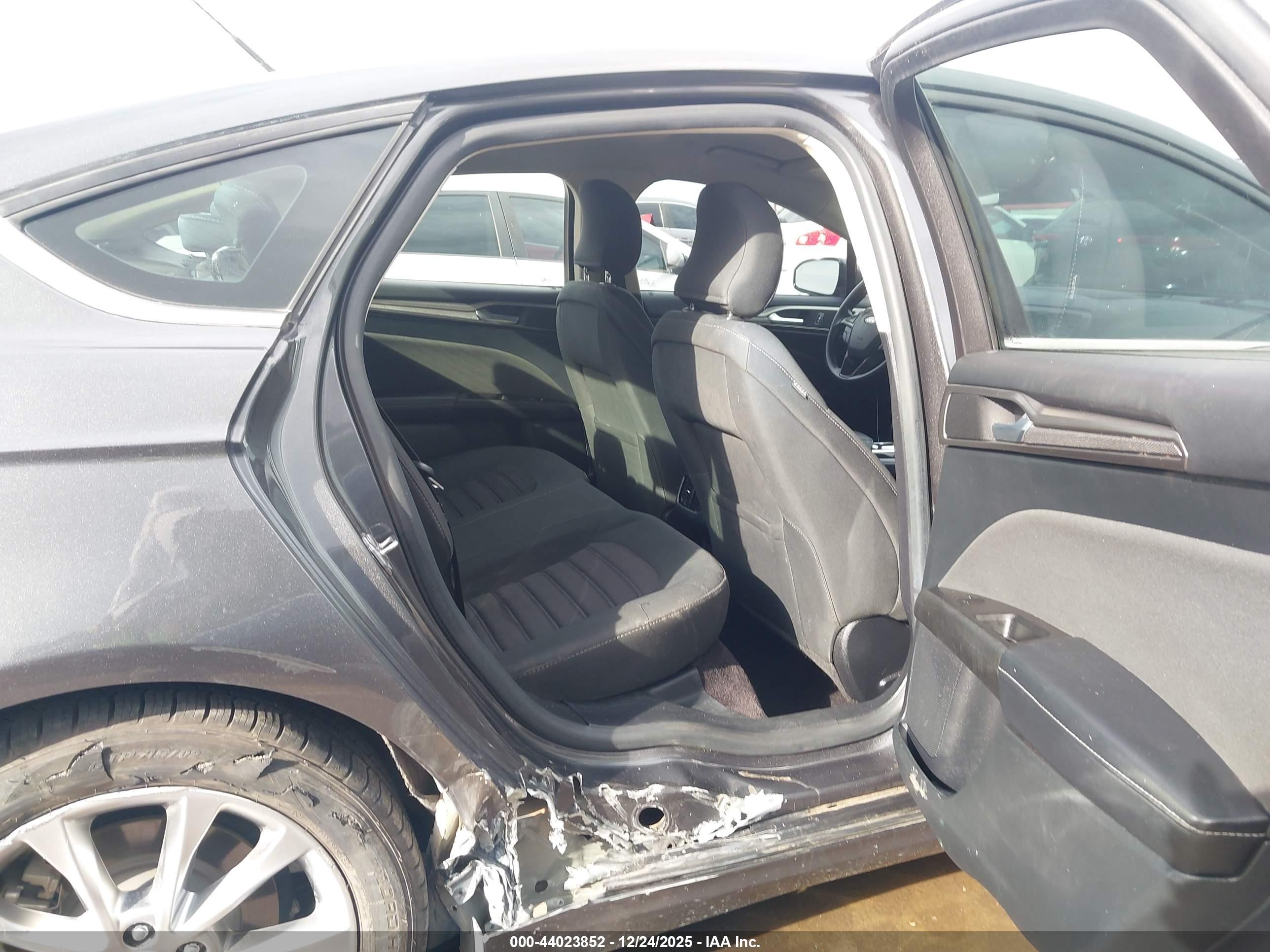 FORD FUSION image 8