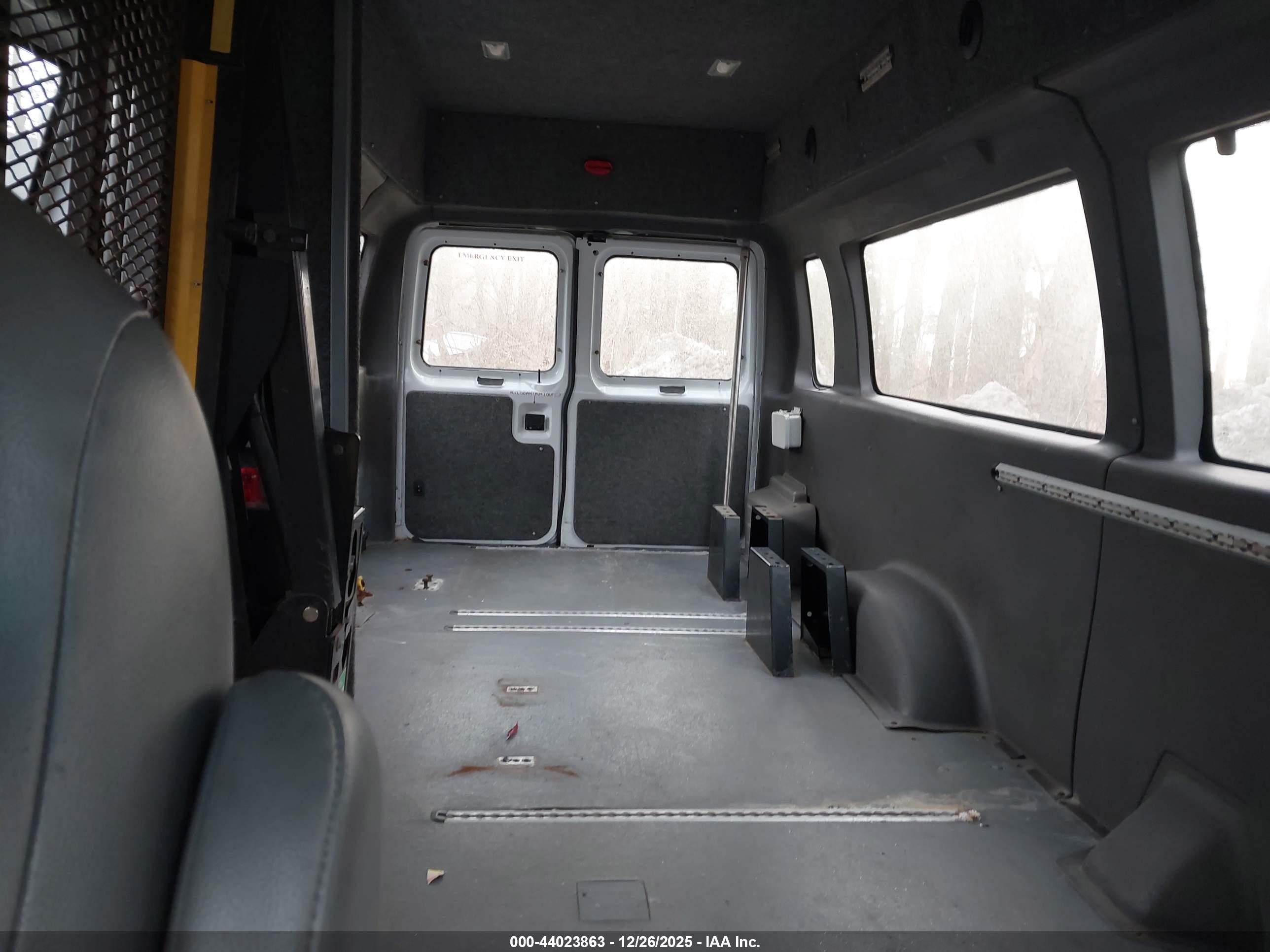 FORD E-350 image 8