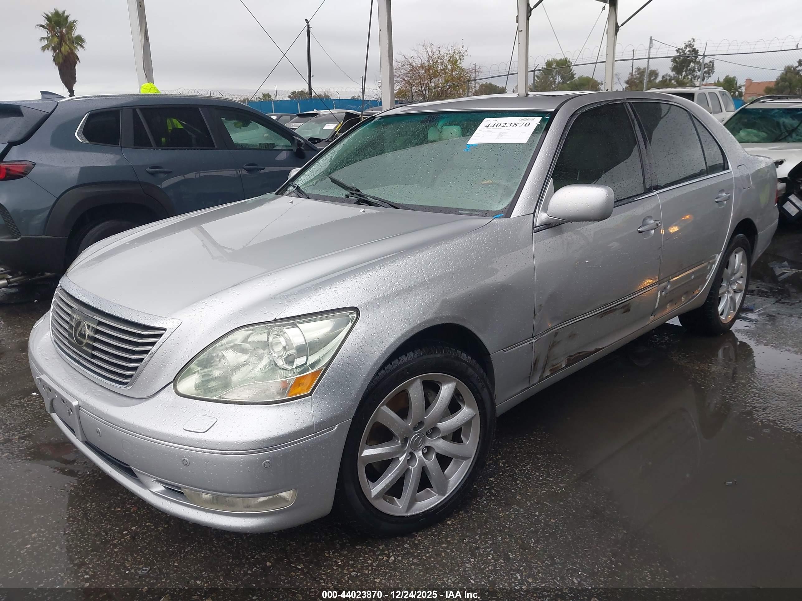 LEXUS LS image 2