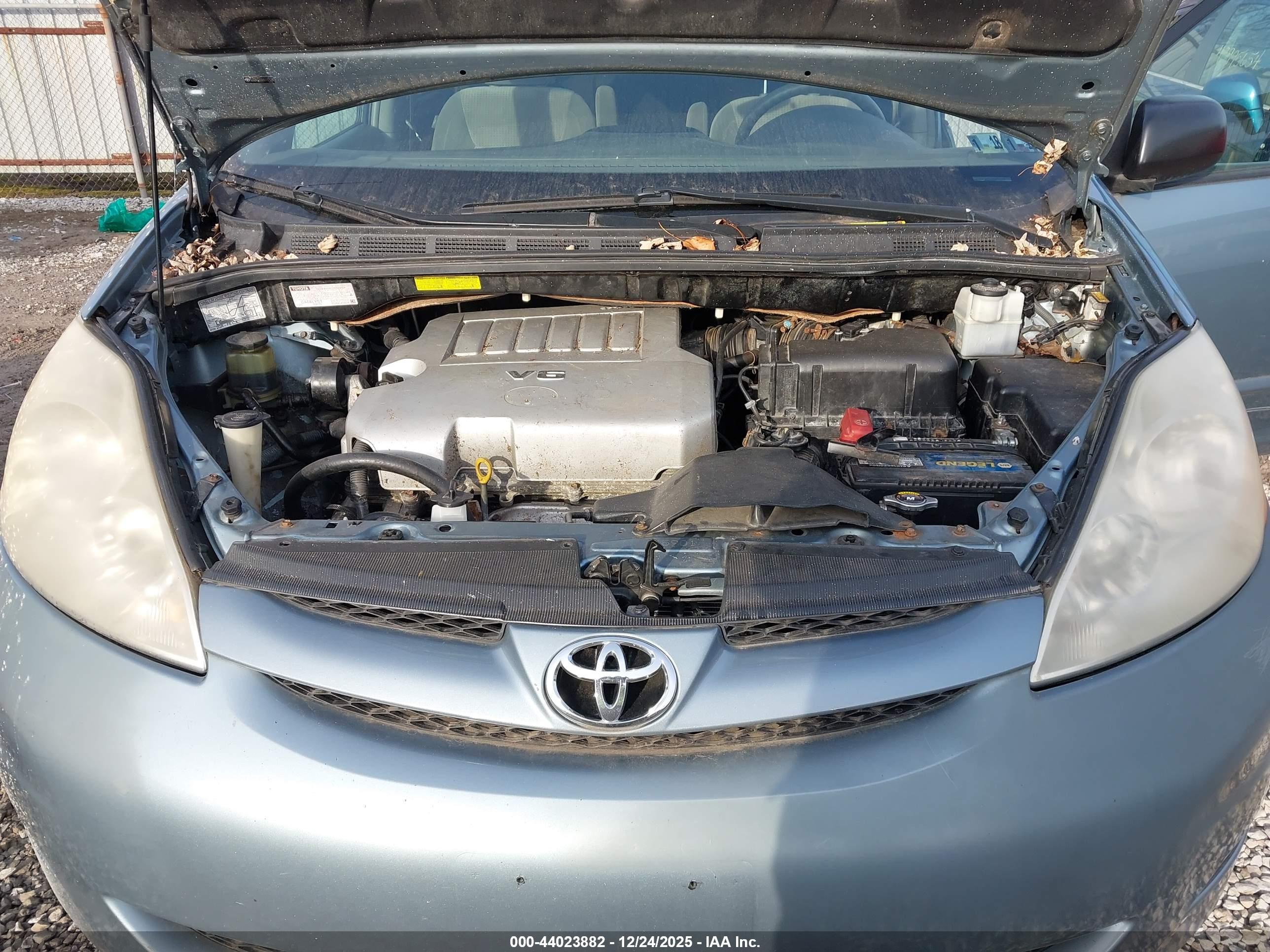 TOYOTA SIENNA image 10