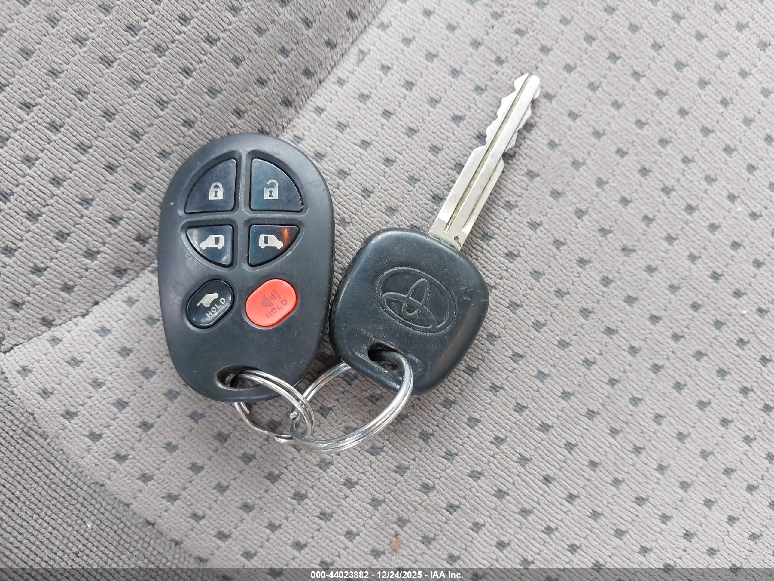 TOYOTA SIENNA image 11