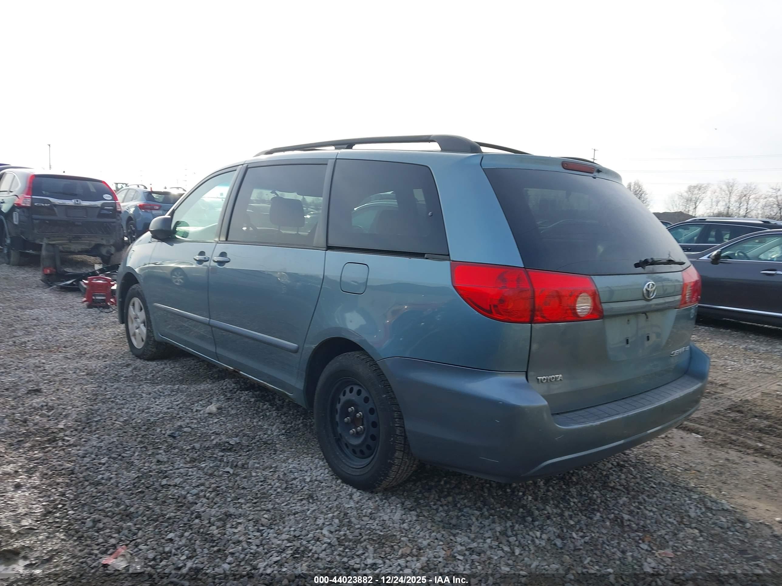 TOYOTA SIENNA image 3
