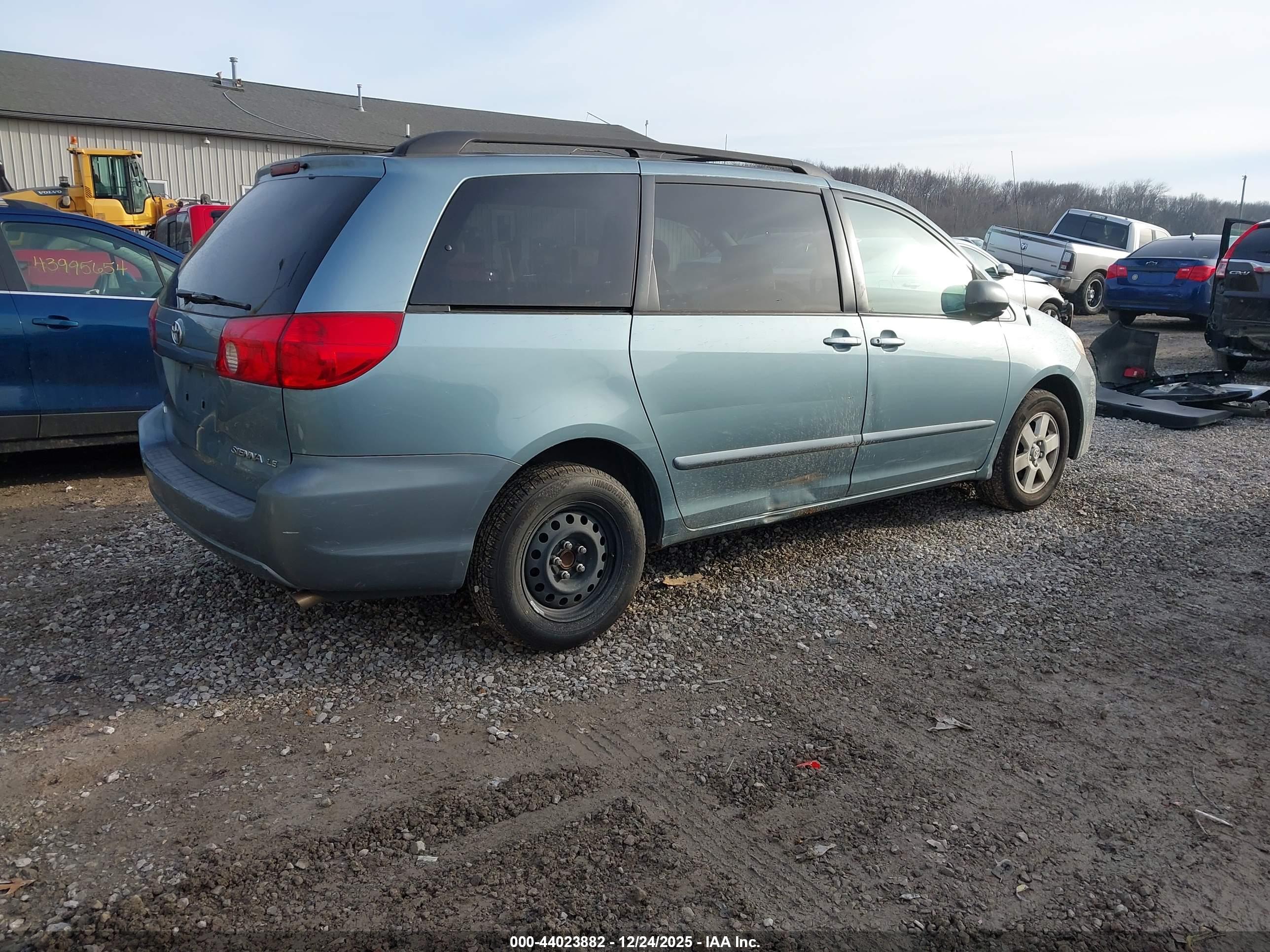 TOYOTA SIENNA image 4
