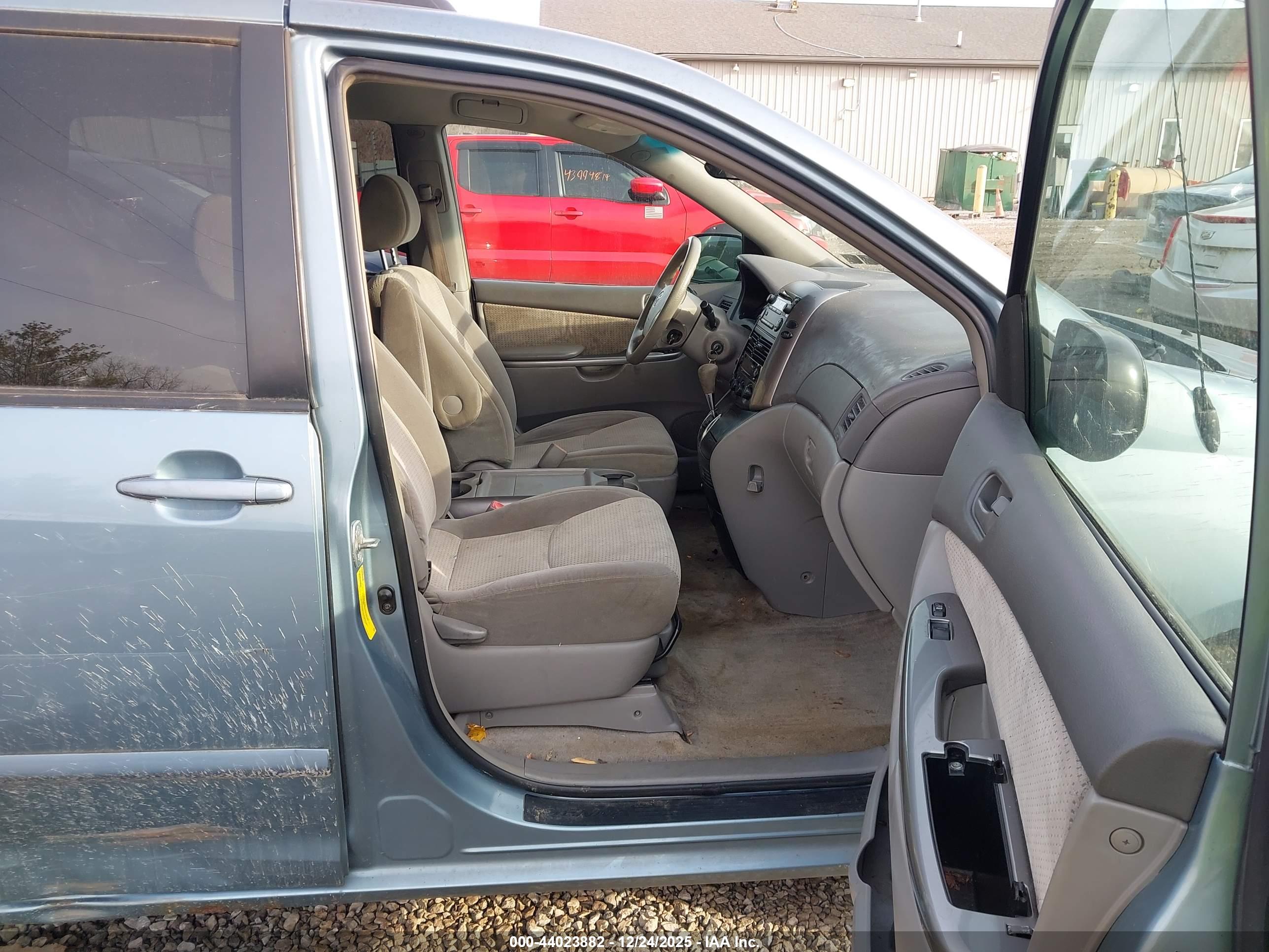 TOYOTA SIENNA image 5