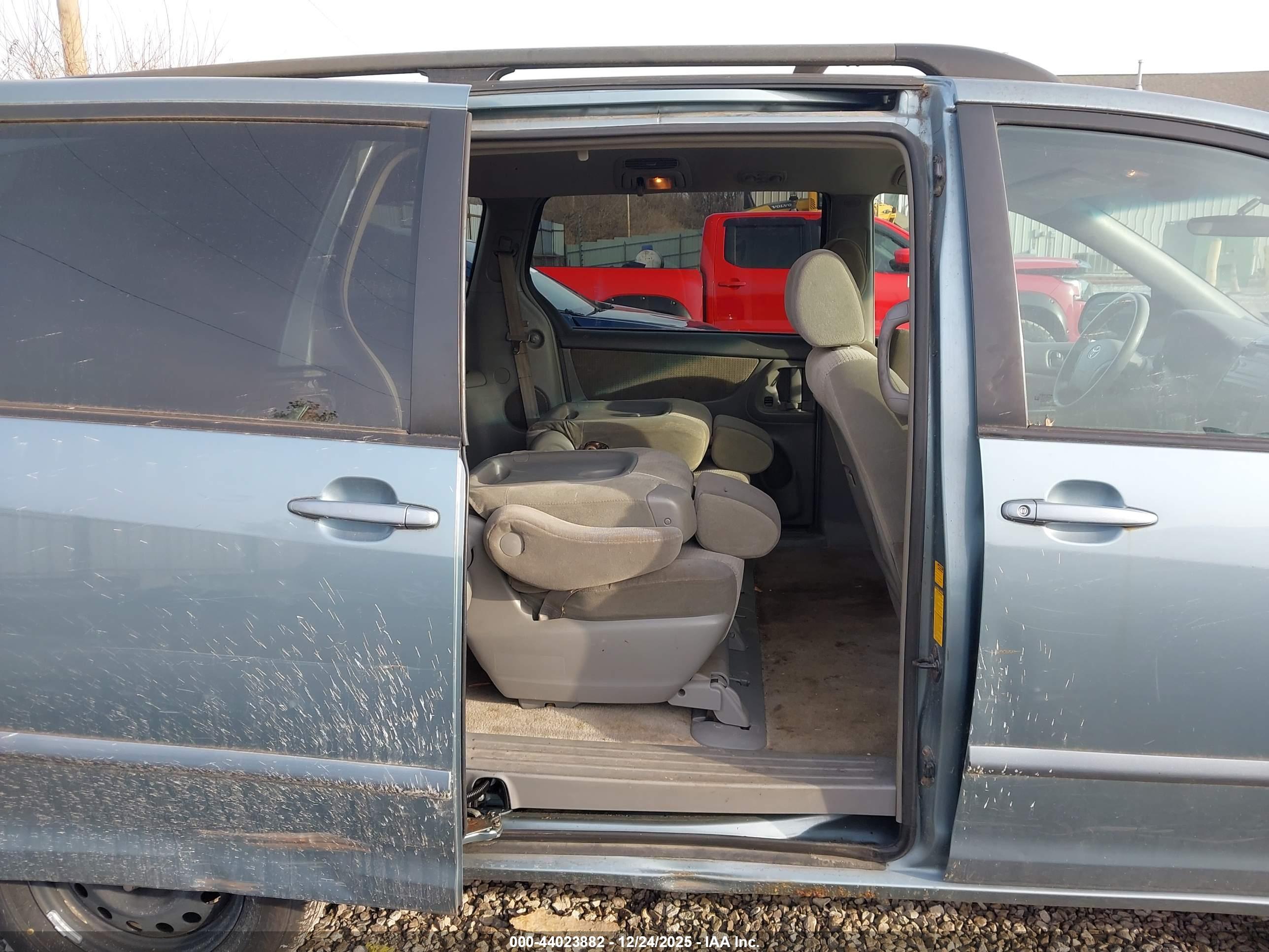 TOYOTA SIENNA image 8