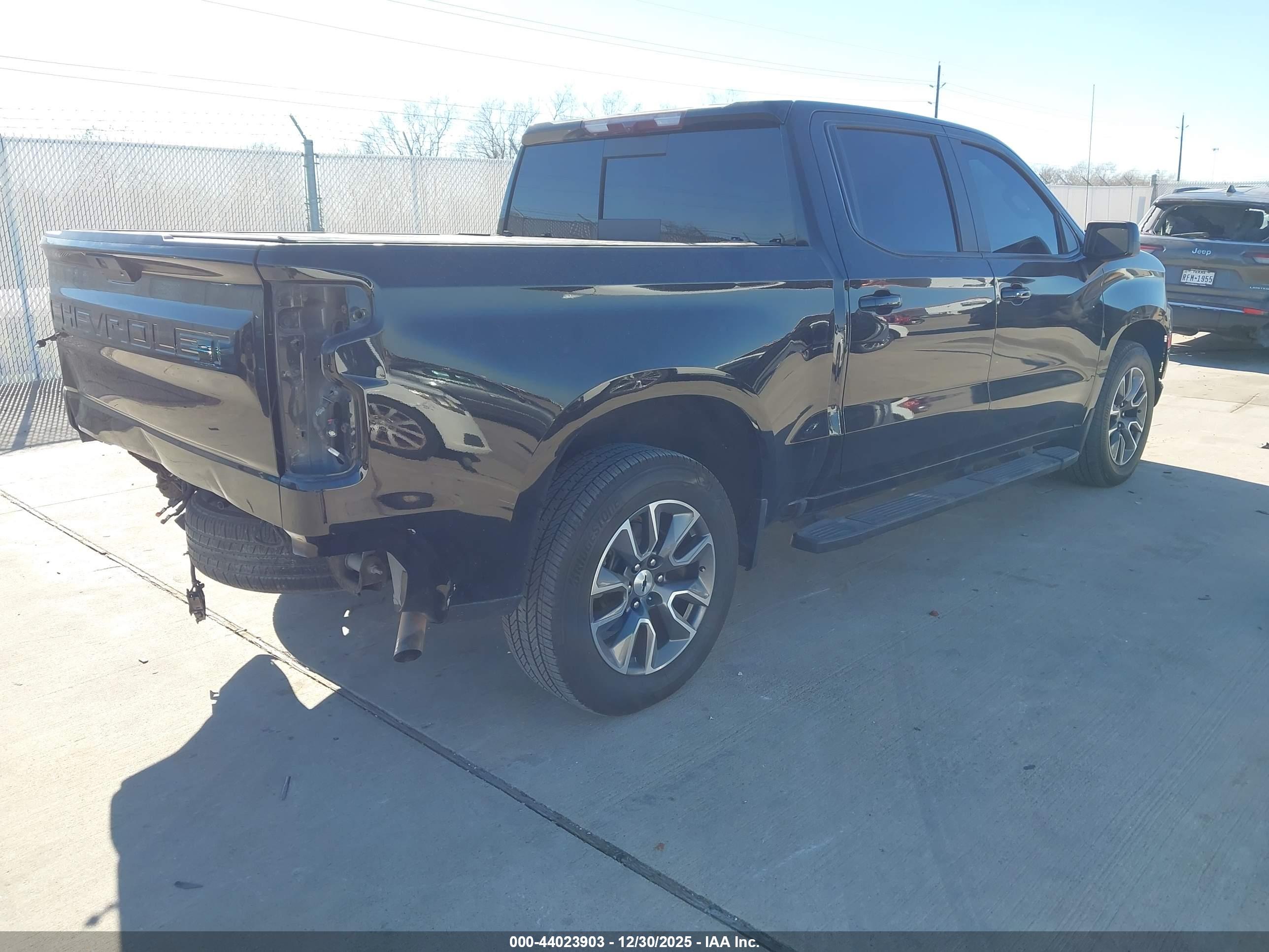 CHEVROLET SILVERADO image 4