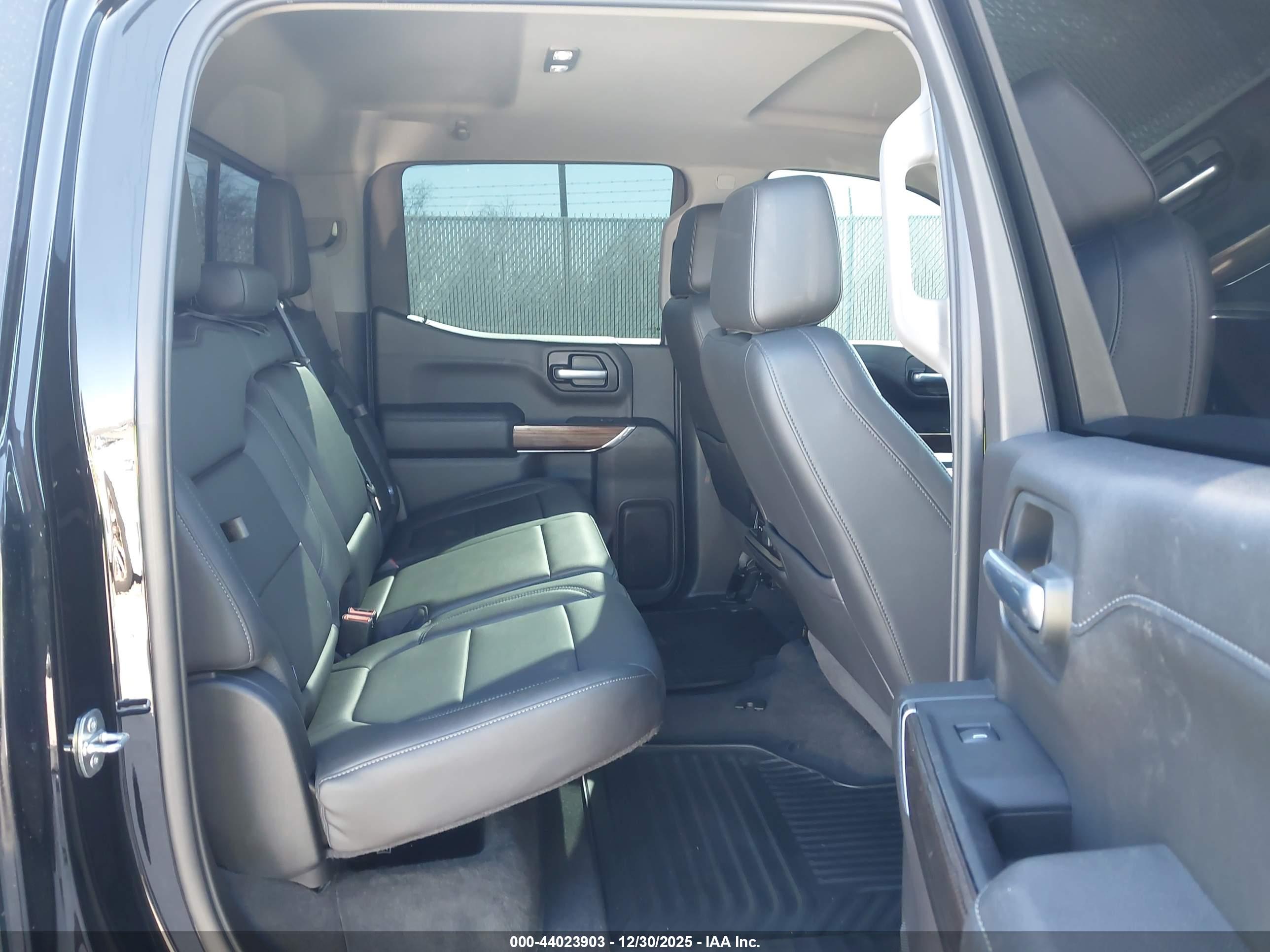 CHEVROLET SILVERADO image 8
