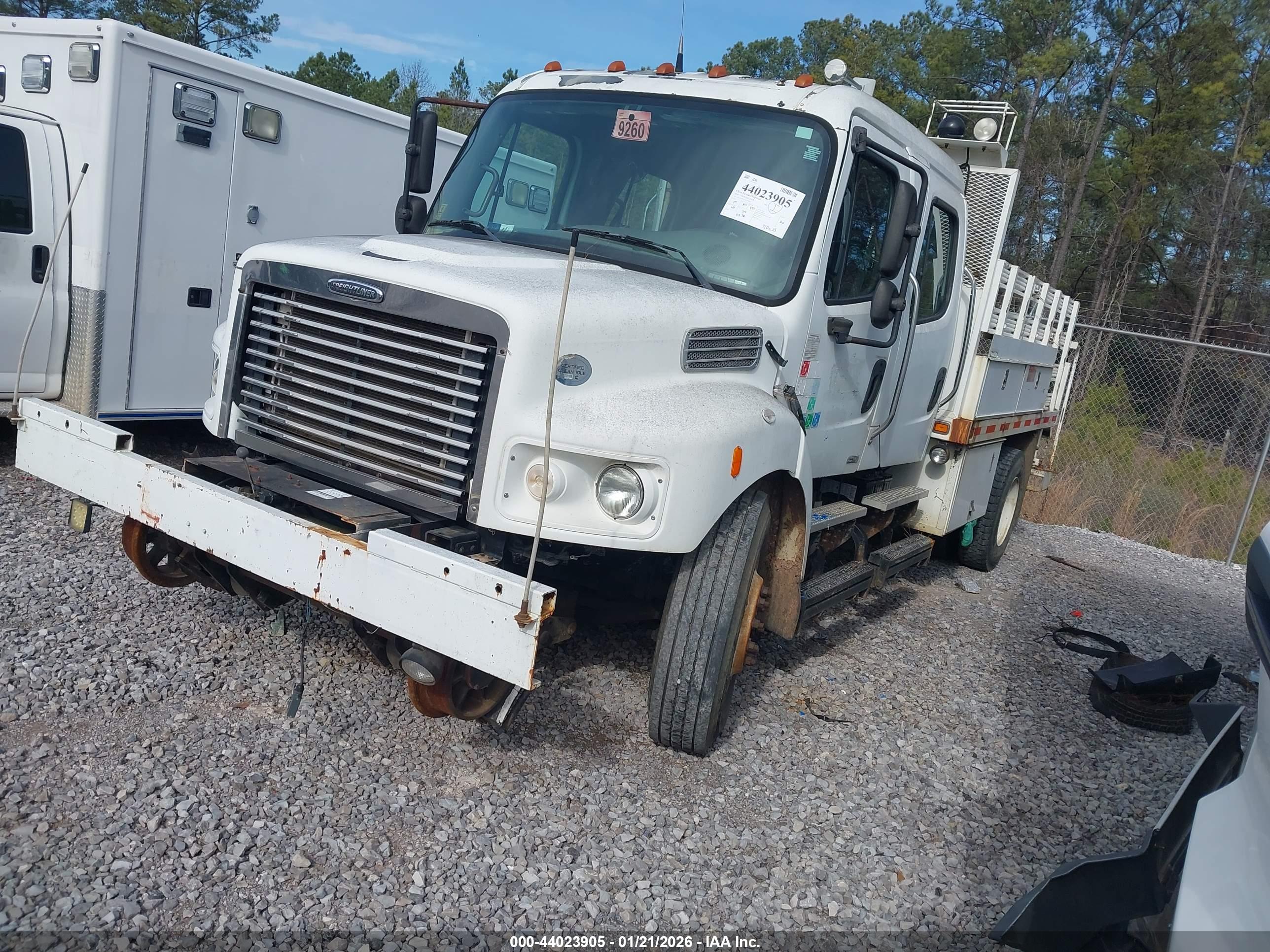 FREIGHTLINER M2 image 2