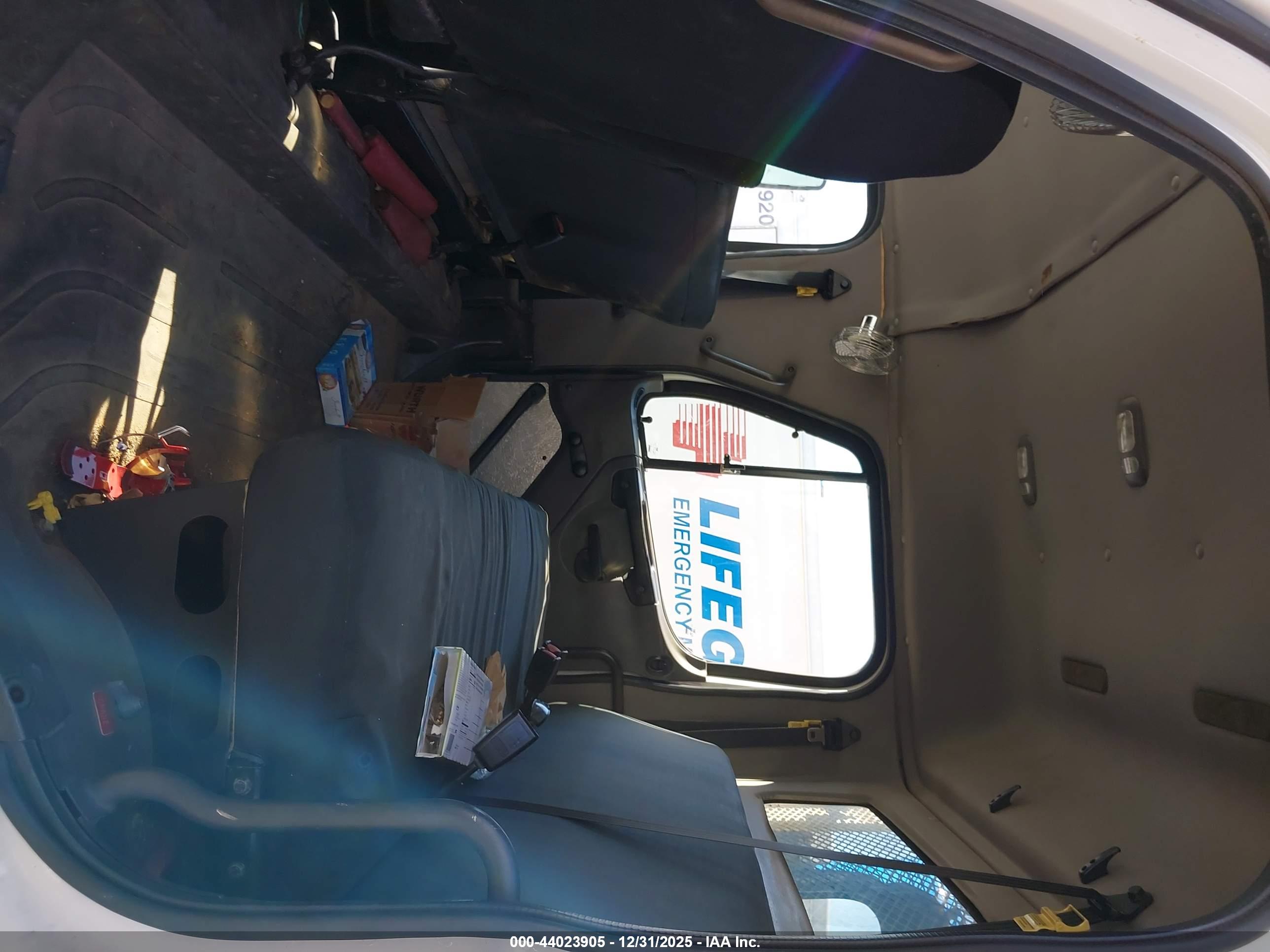 FREIGHTLINER M2 image 7
