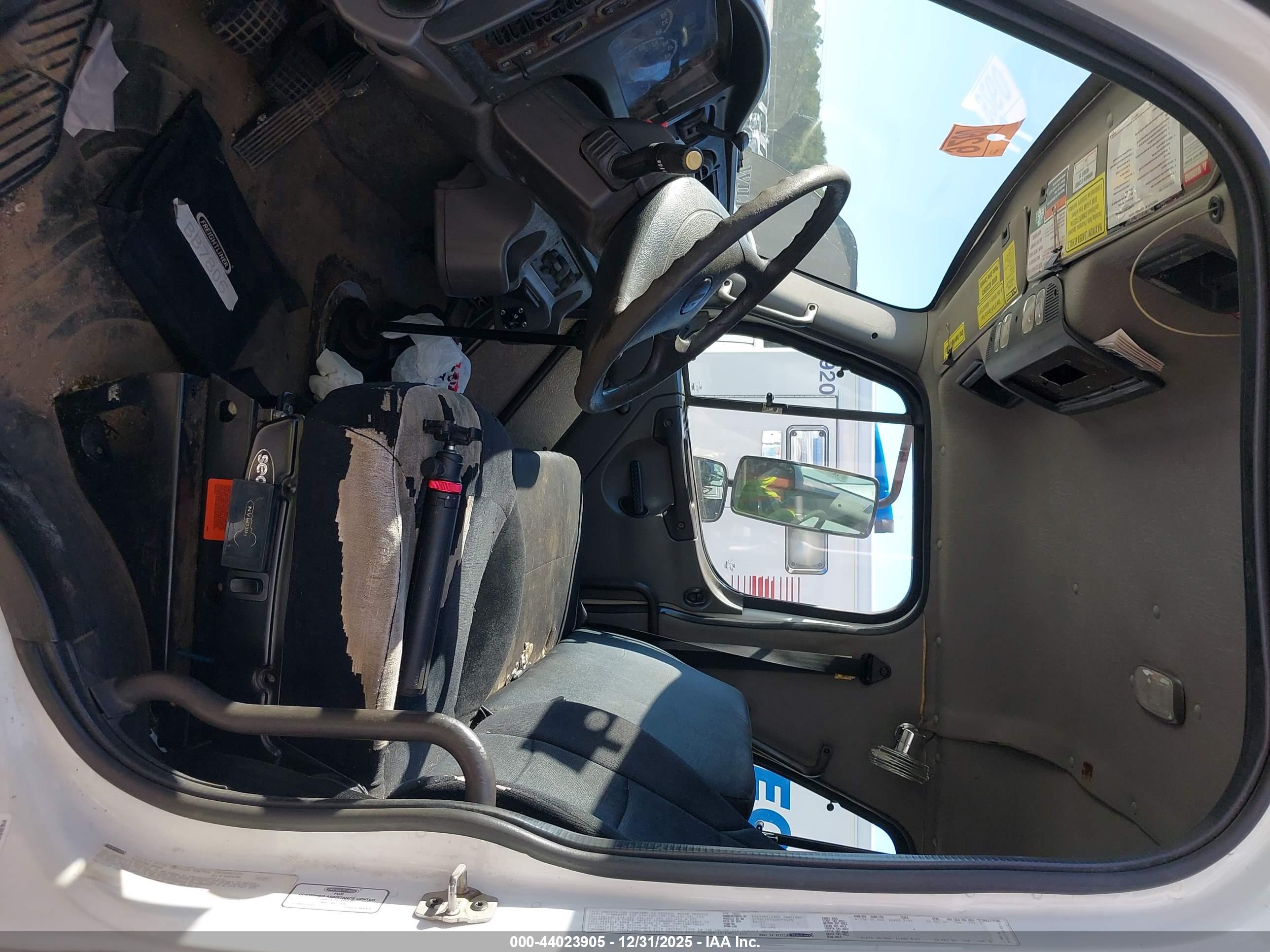 FREIGHTLINER M2 image 8