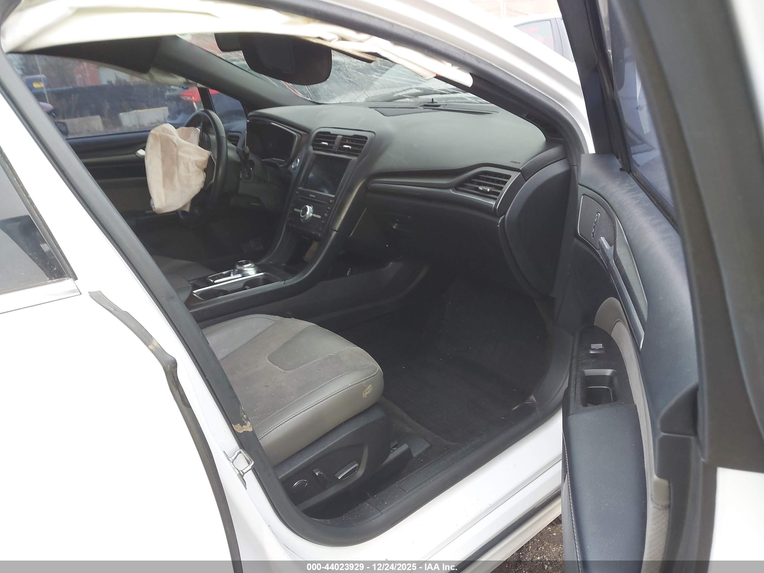 FORD FUSION image 5