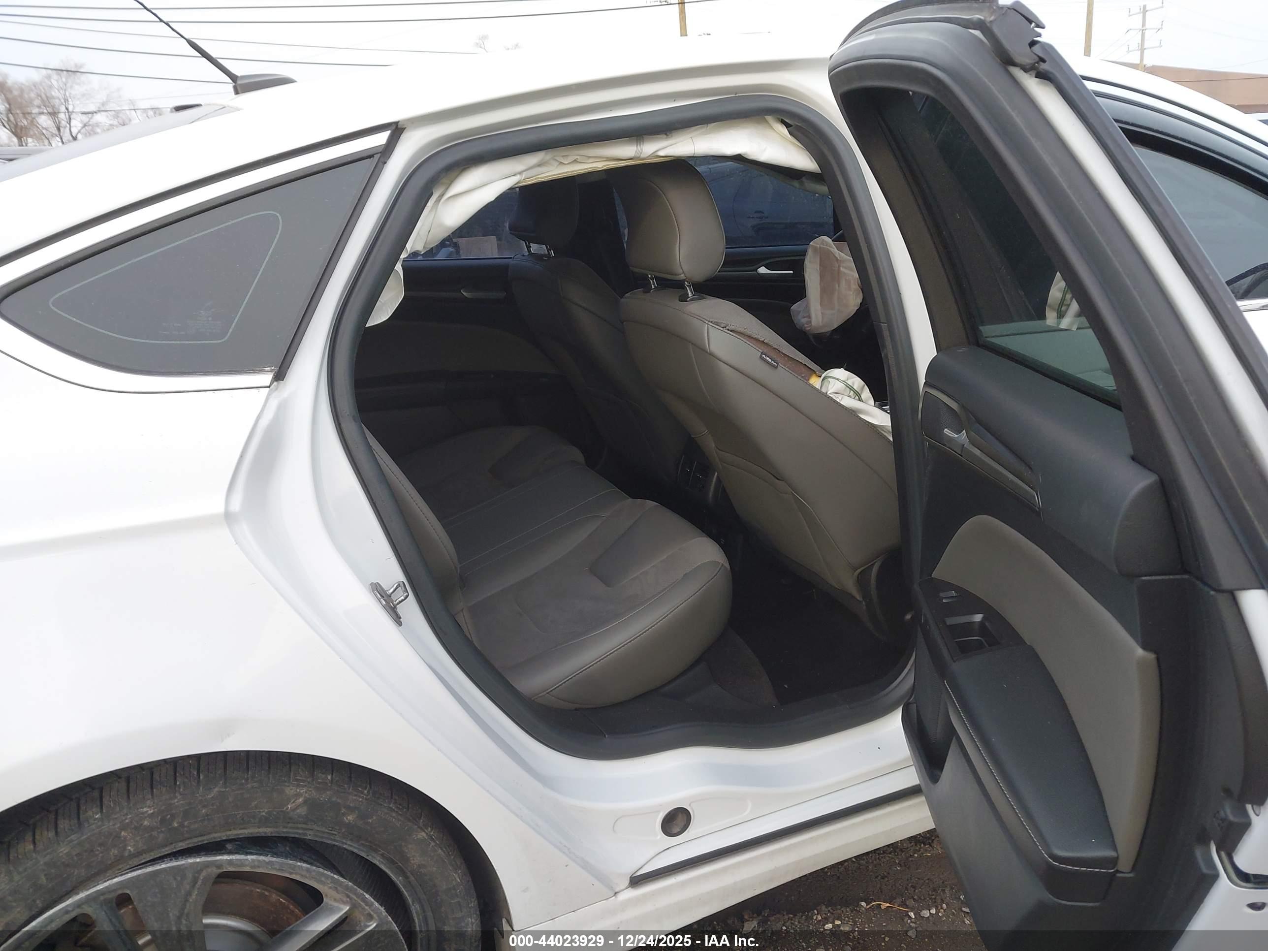 FORD FUSION image 8
