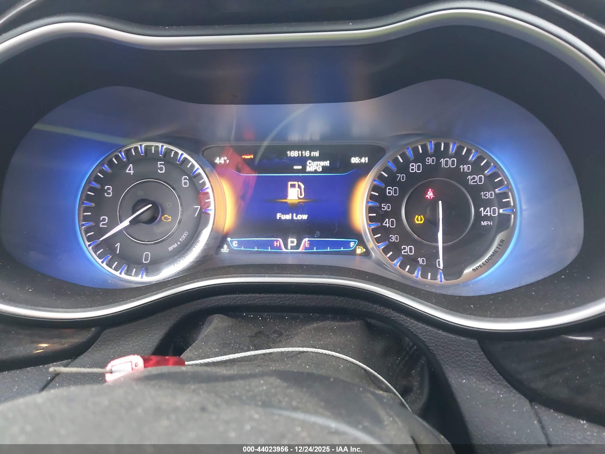 CHRYSLER 200 image 7