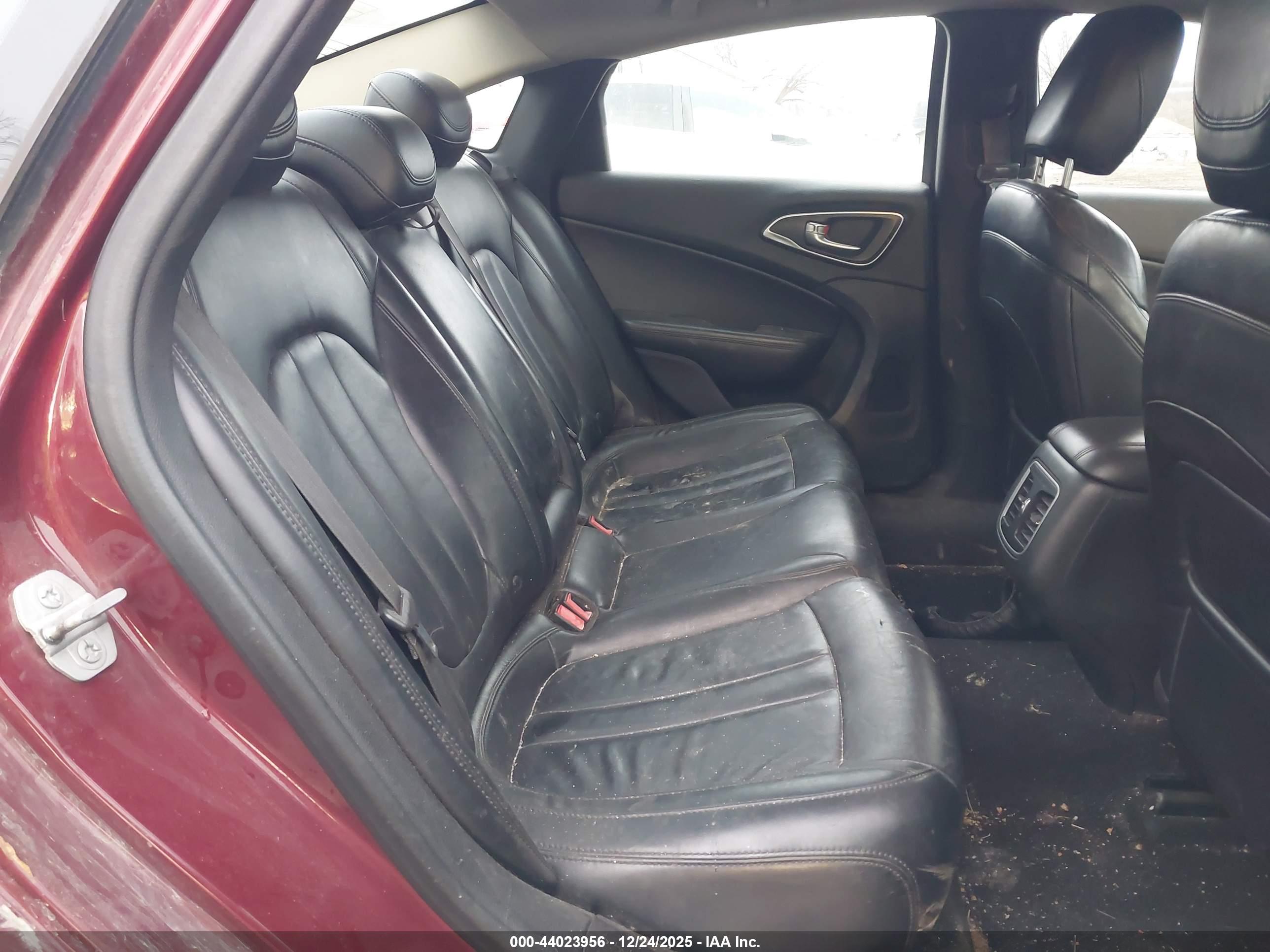 CHRYSLER 200 image 8