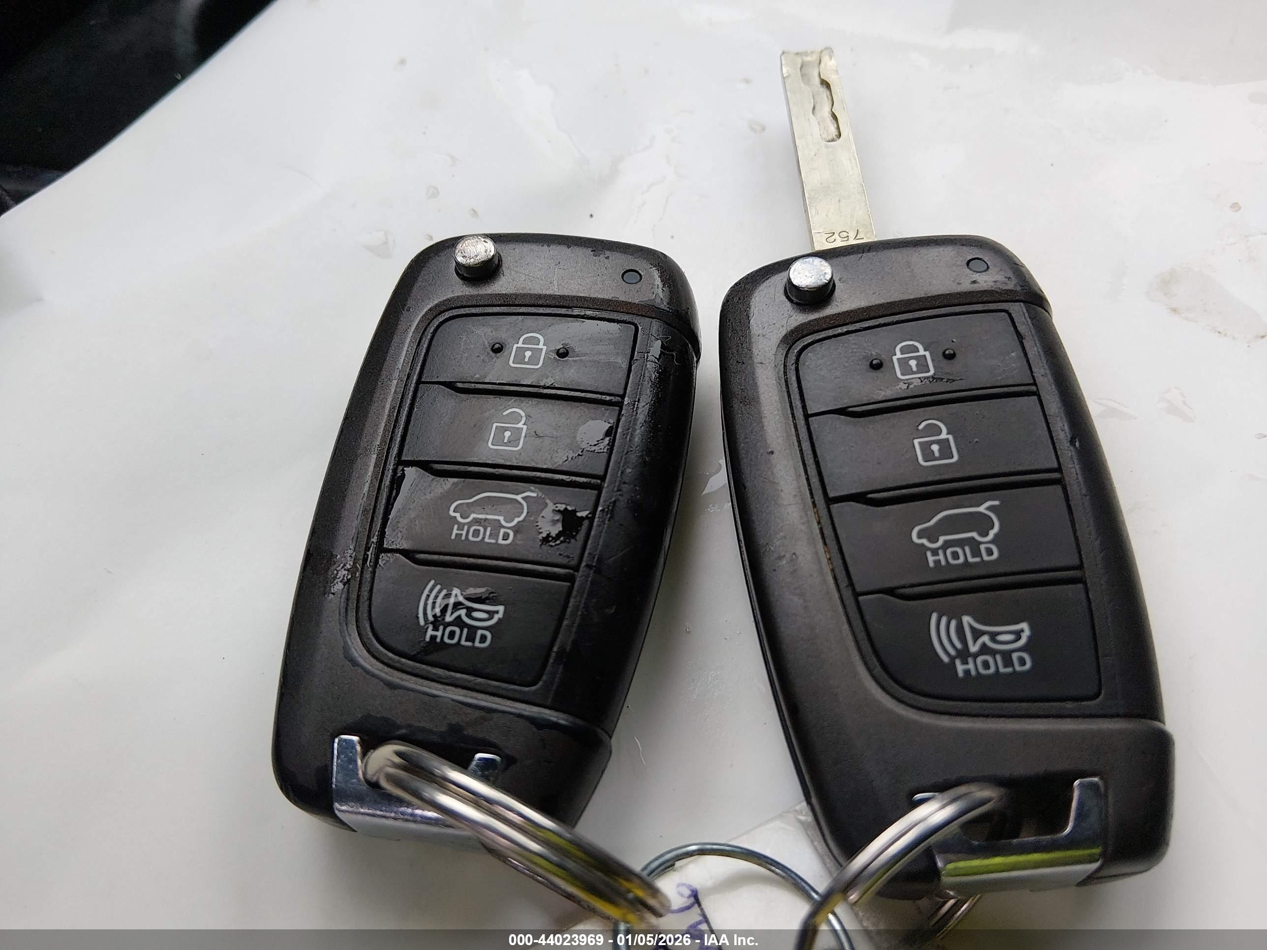 HYUNDAI SANTA image 11