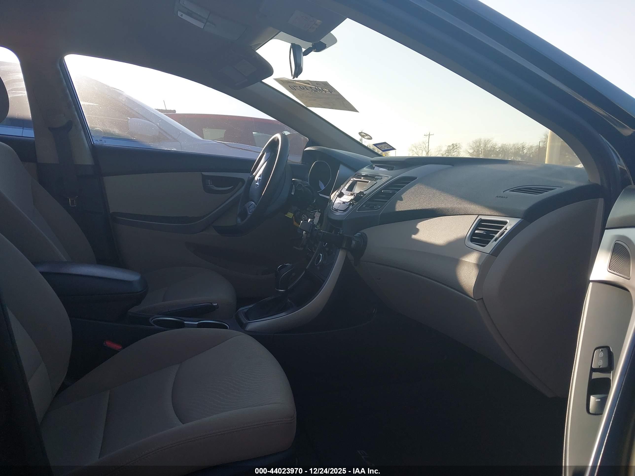 HYUNDAI ELANTRA image 5