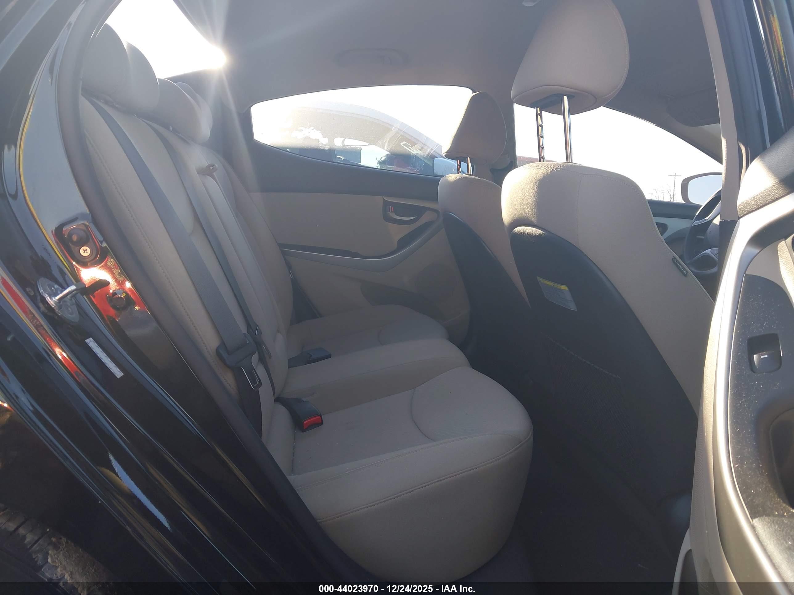 HYUNDAI ELANTRA image 8