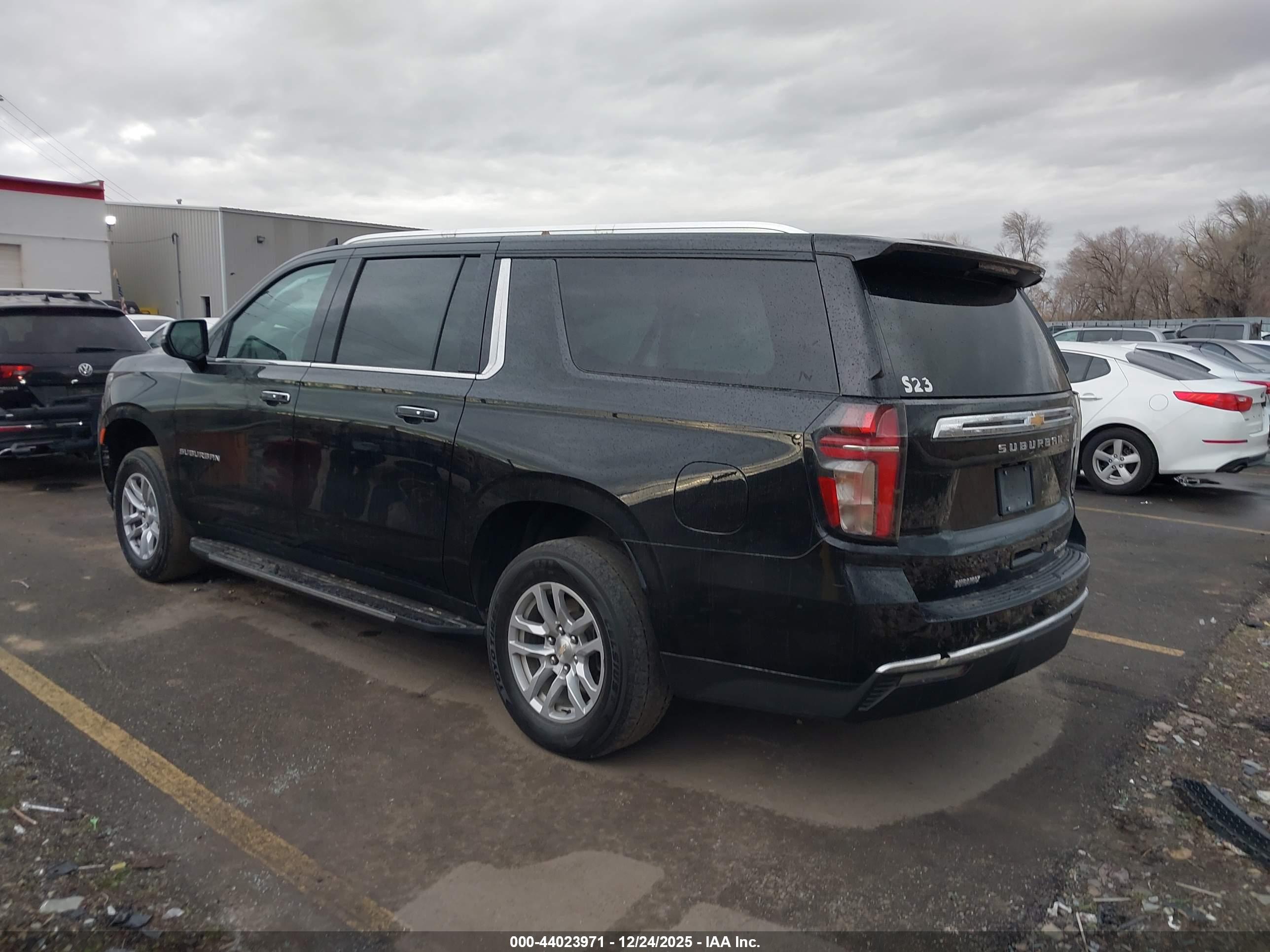 CHEVROLET SUBURBAN image 3