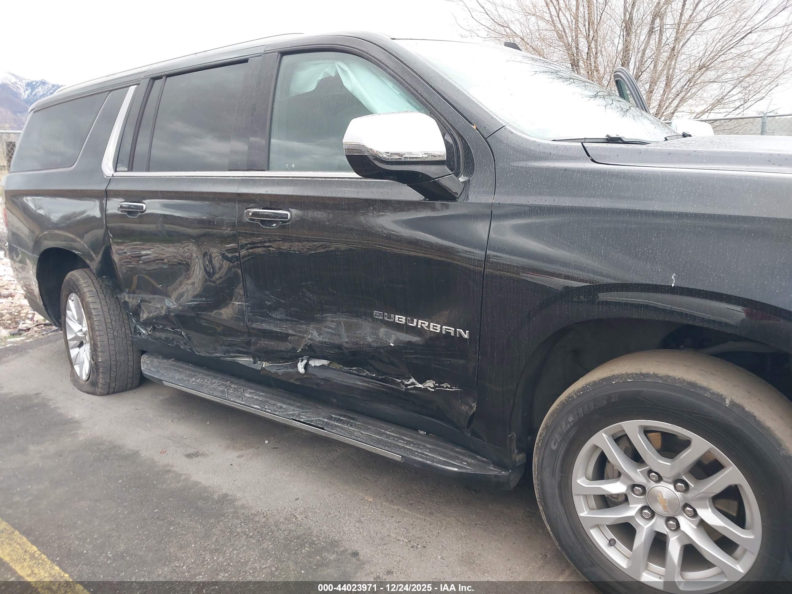 CHEVROLET SUBURBAN image 6