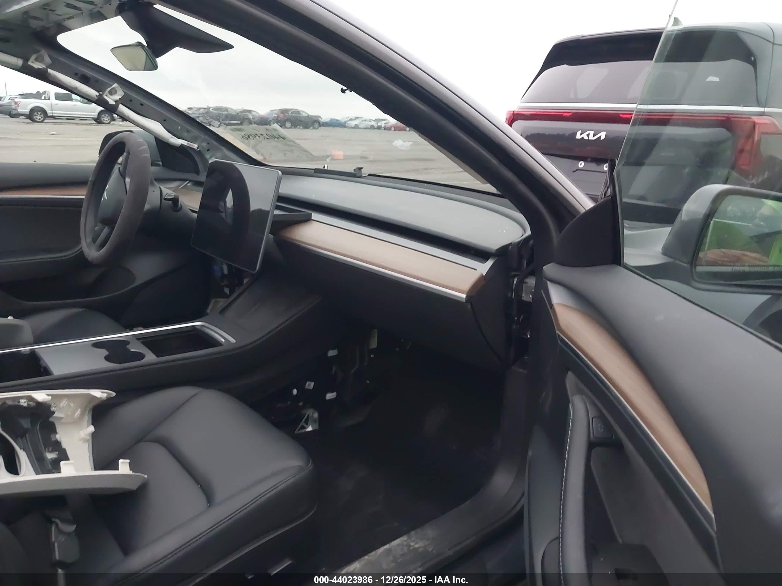 TESLA MODEL image 5