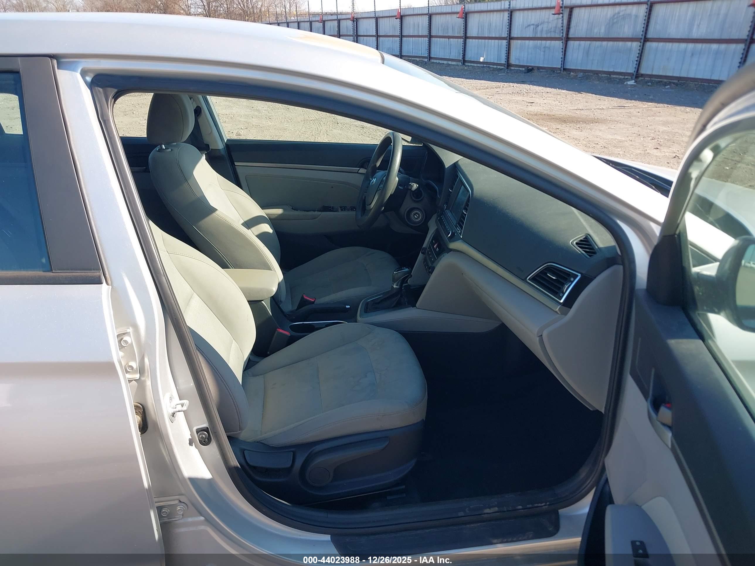 HYUNDAI ELANTRA image 5
