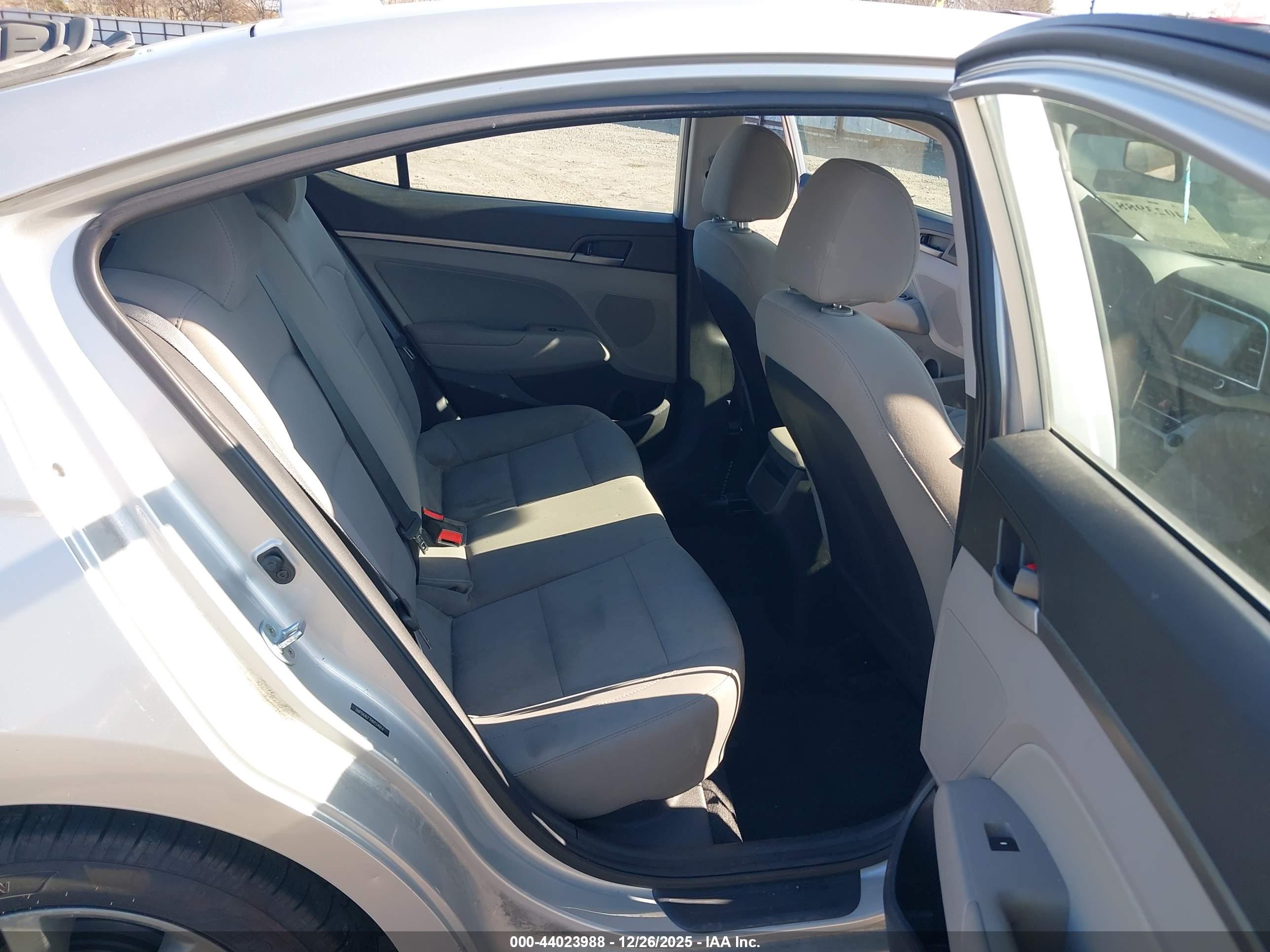 HYUNDAI ELANTRA image 8