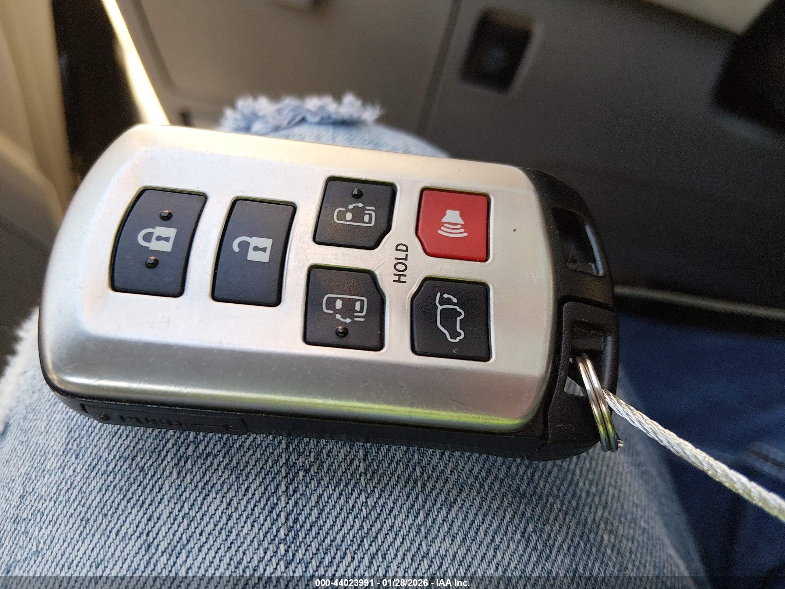 TOYOTA SIENNA image 11