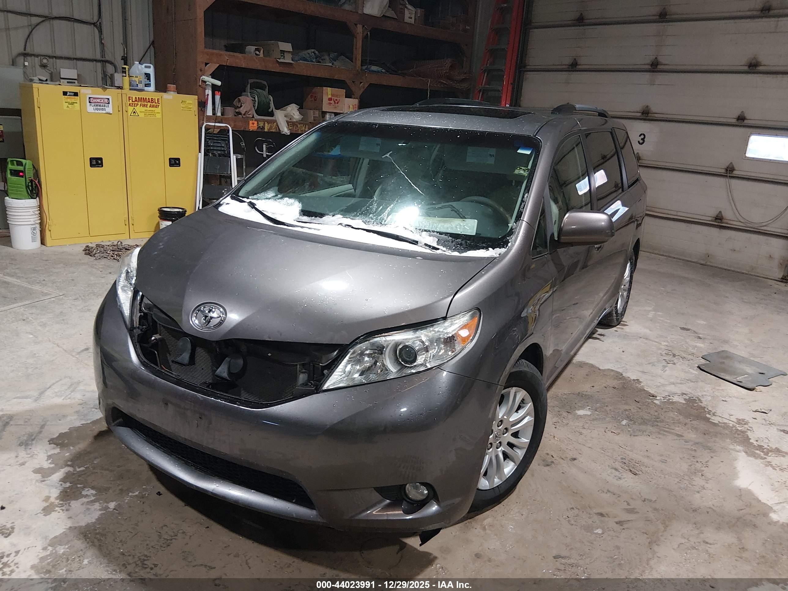TOYOTA SIENNA image 2