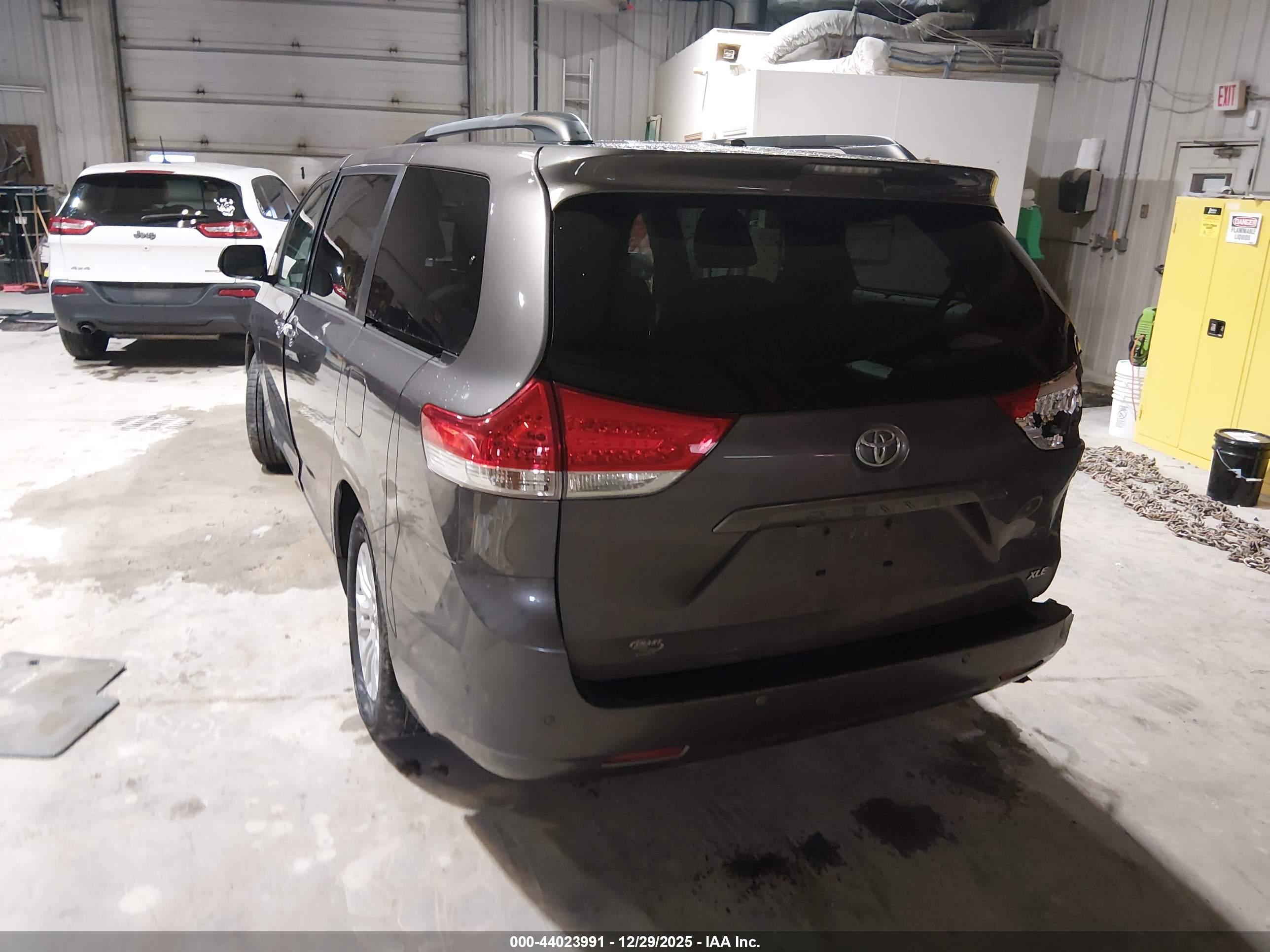 TOYOTA SIENNA image 3