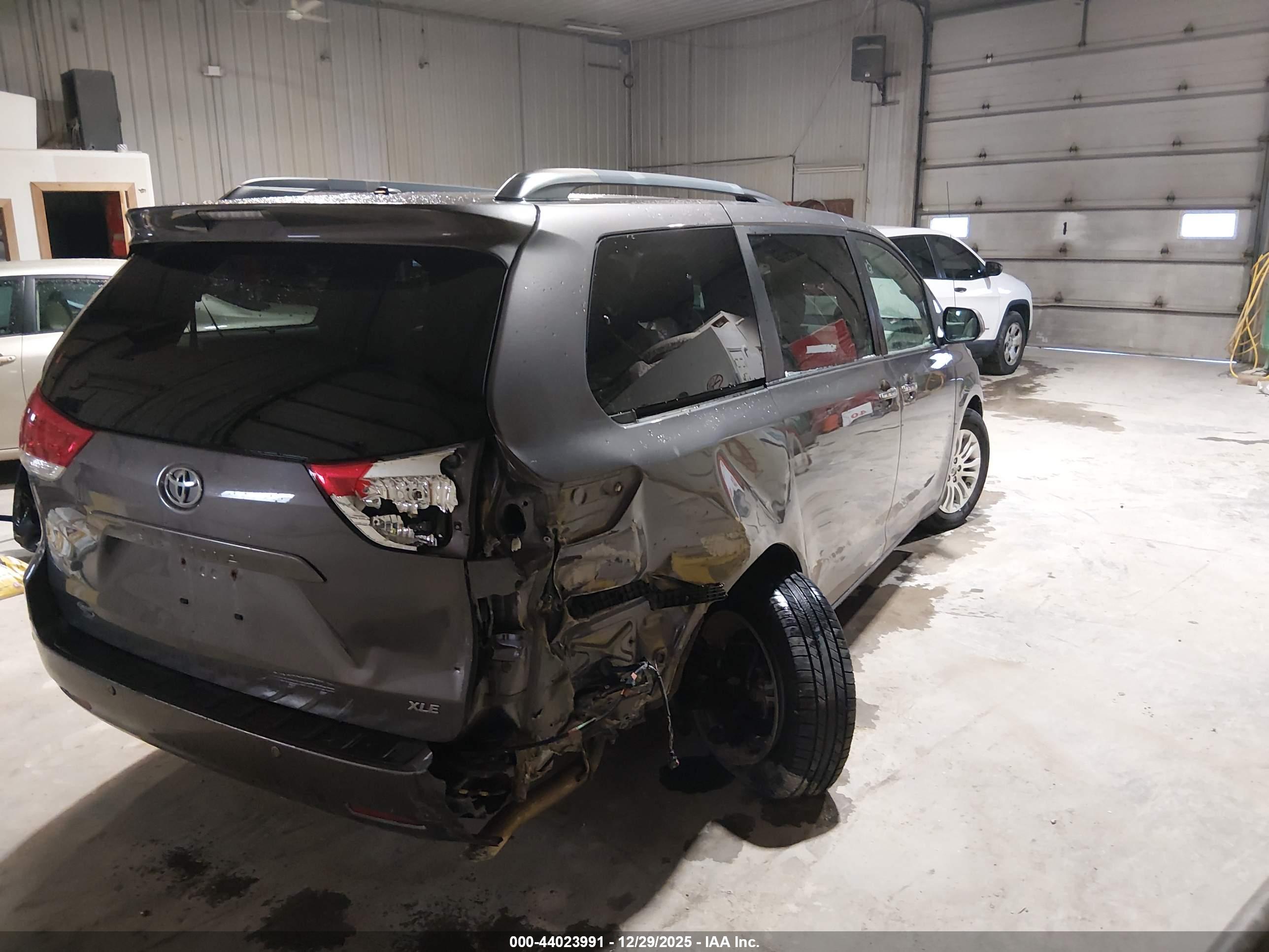 TOYOTA SIENNA image 4
