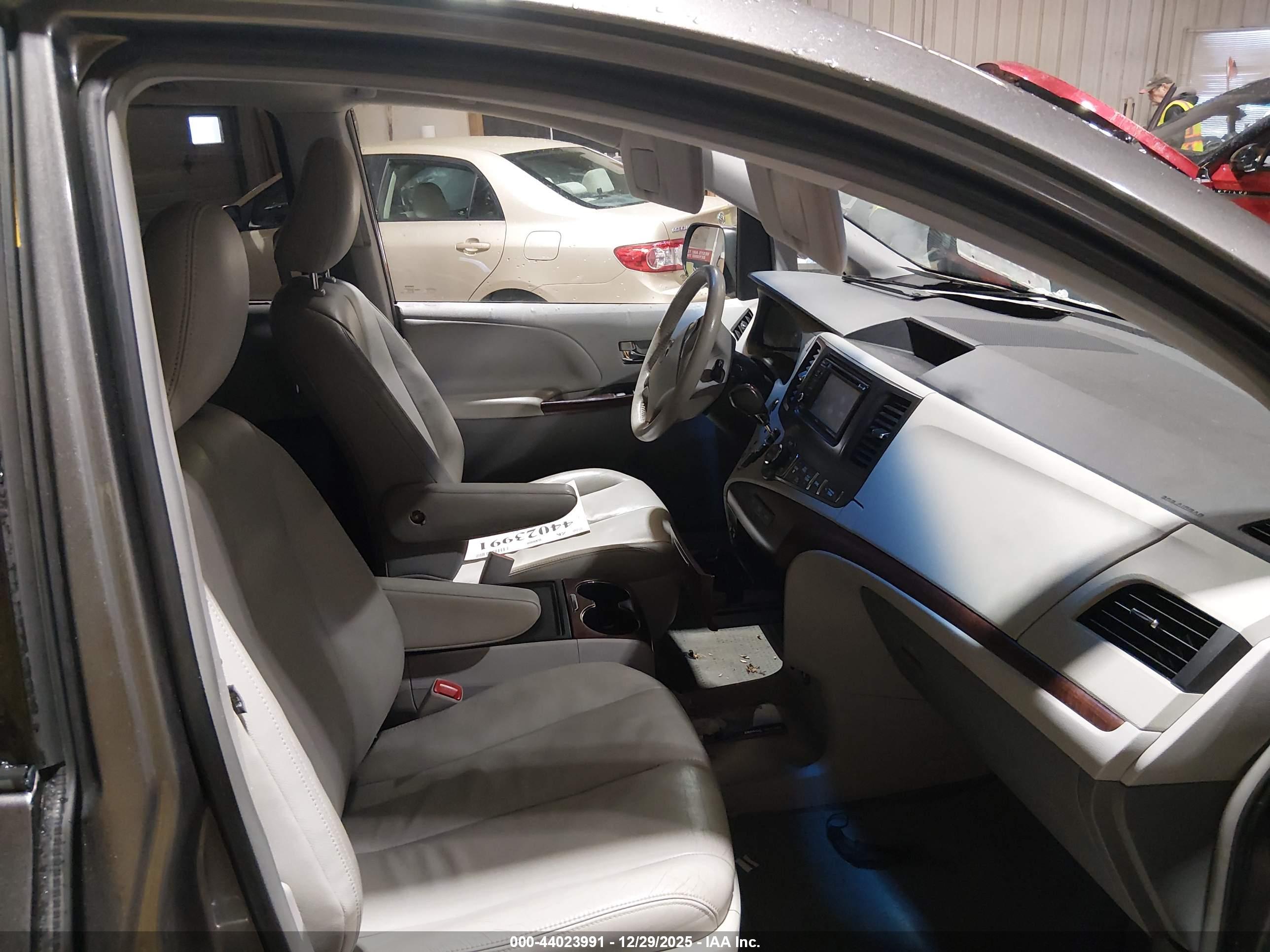 TOYOTA SIENNA image 5