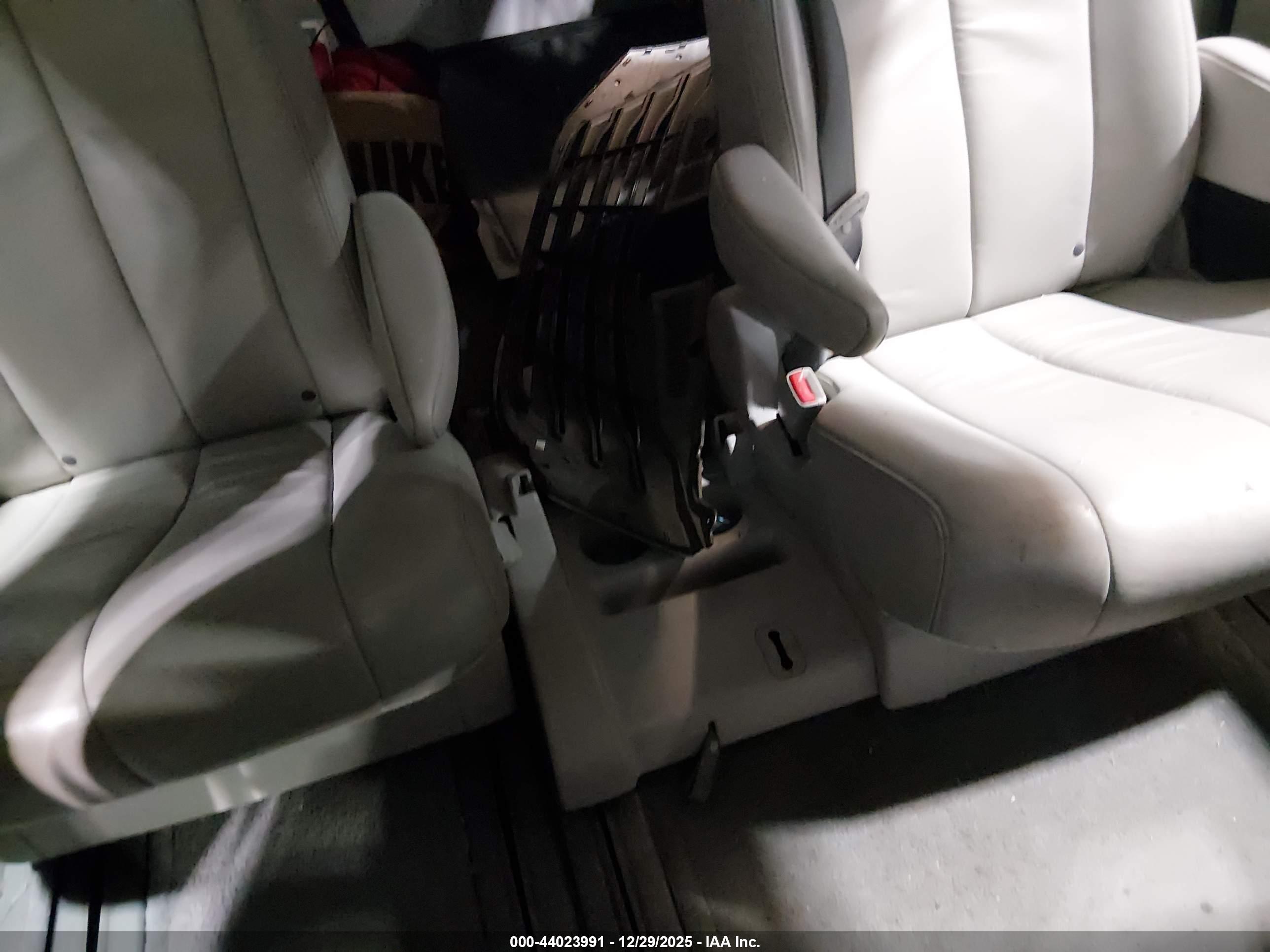 TOYOTA SIENNA image 8
