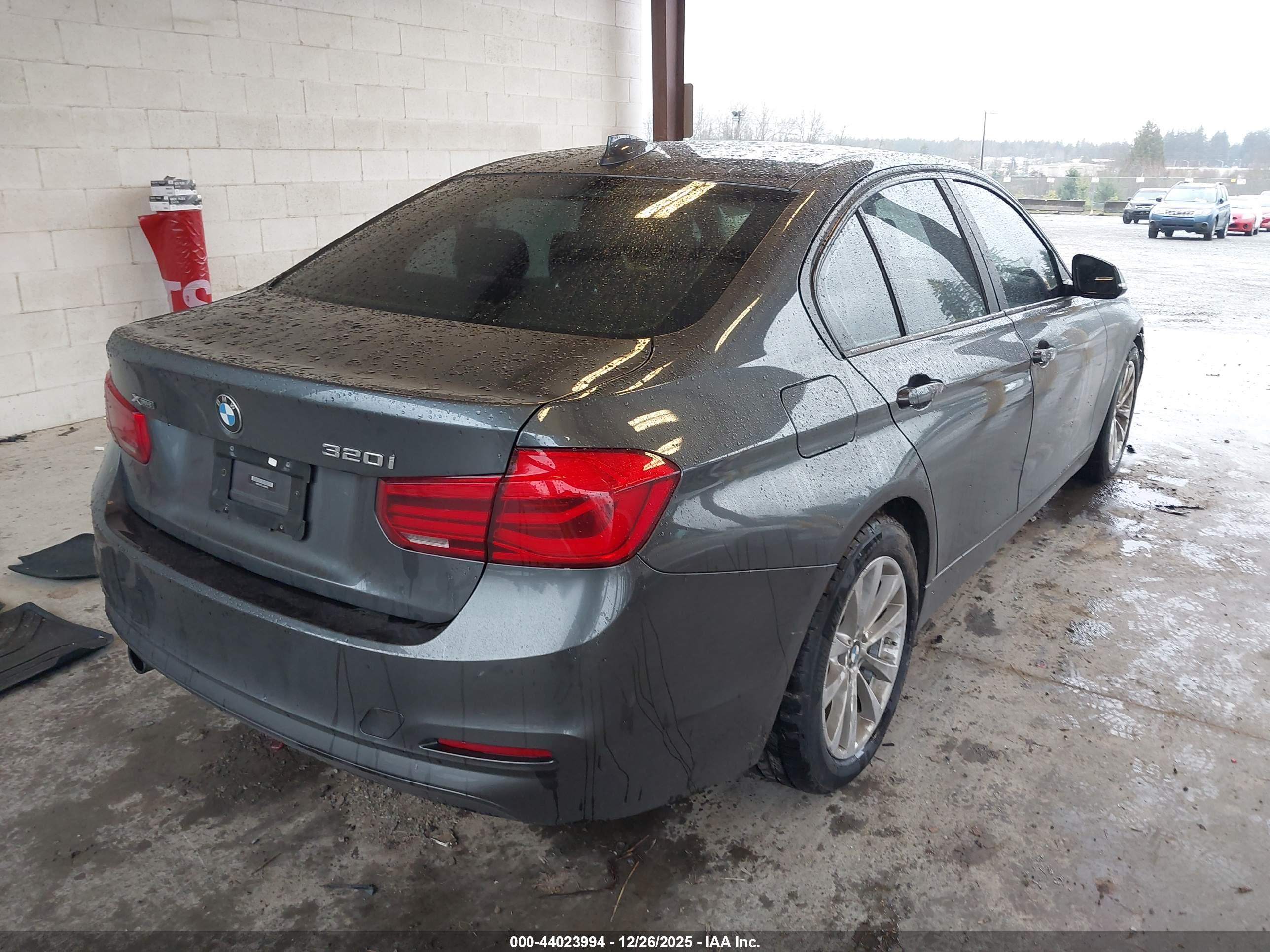 BMW 320I image 4