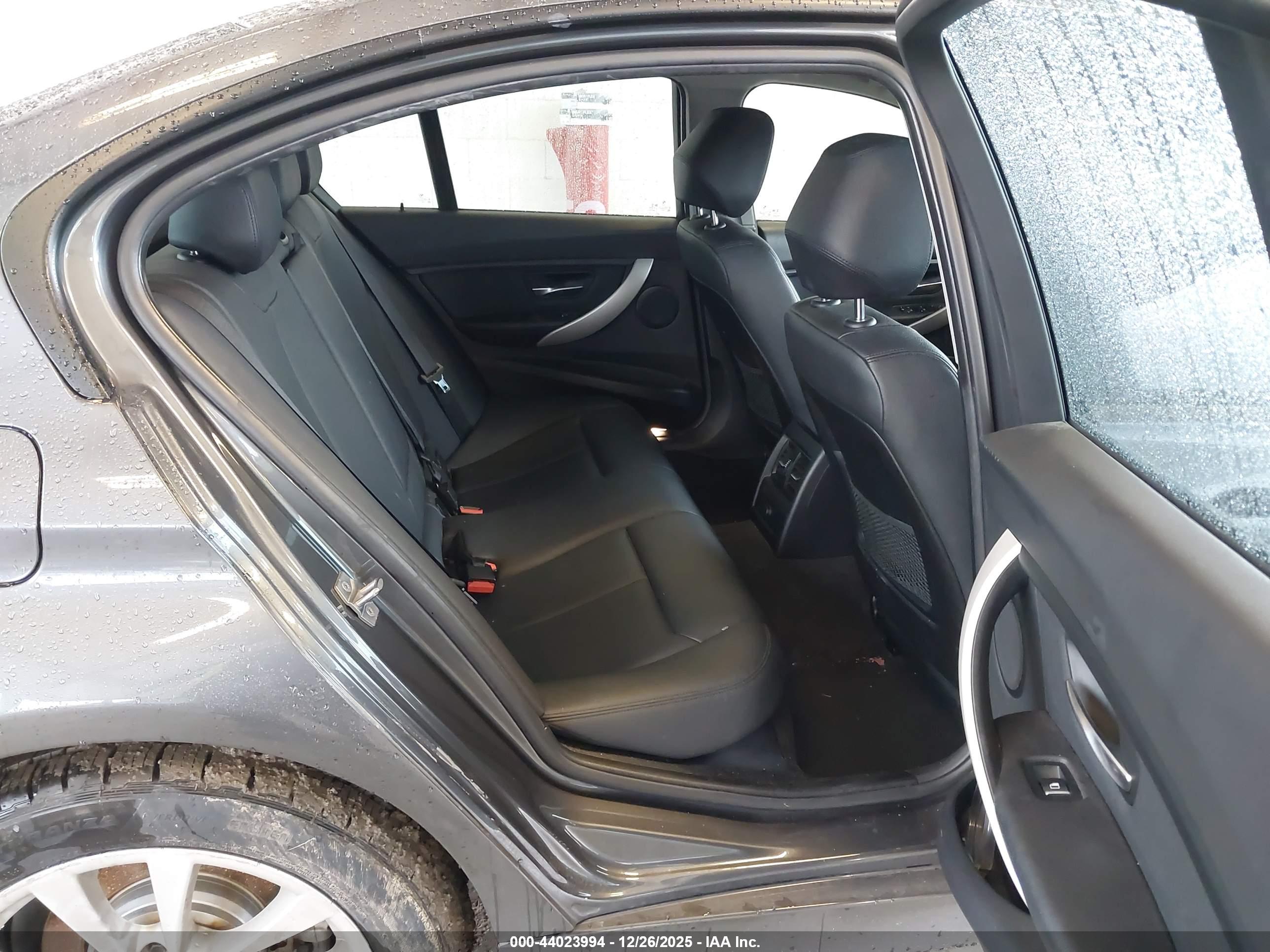 BMW 320I image 8