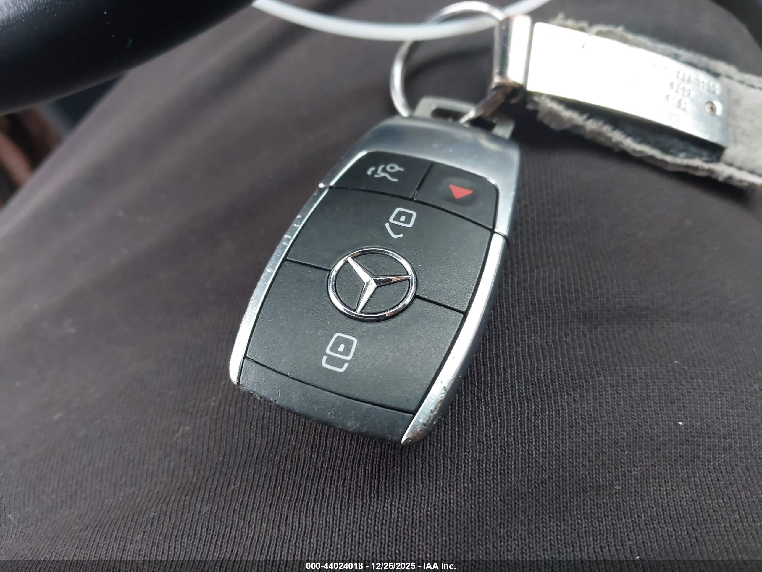 MERCEDES-BENZ GLB image 11