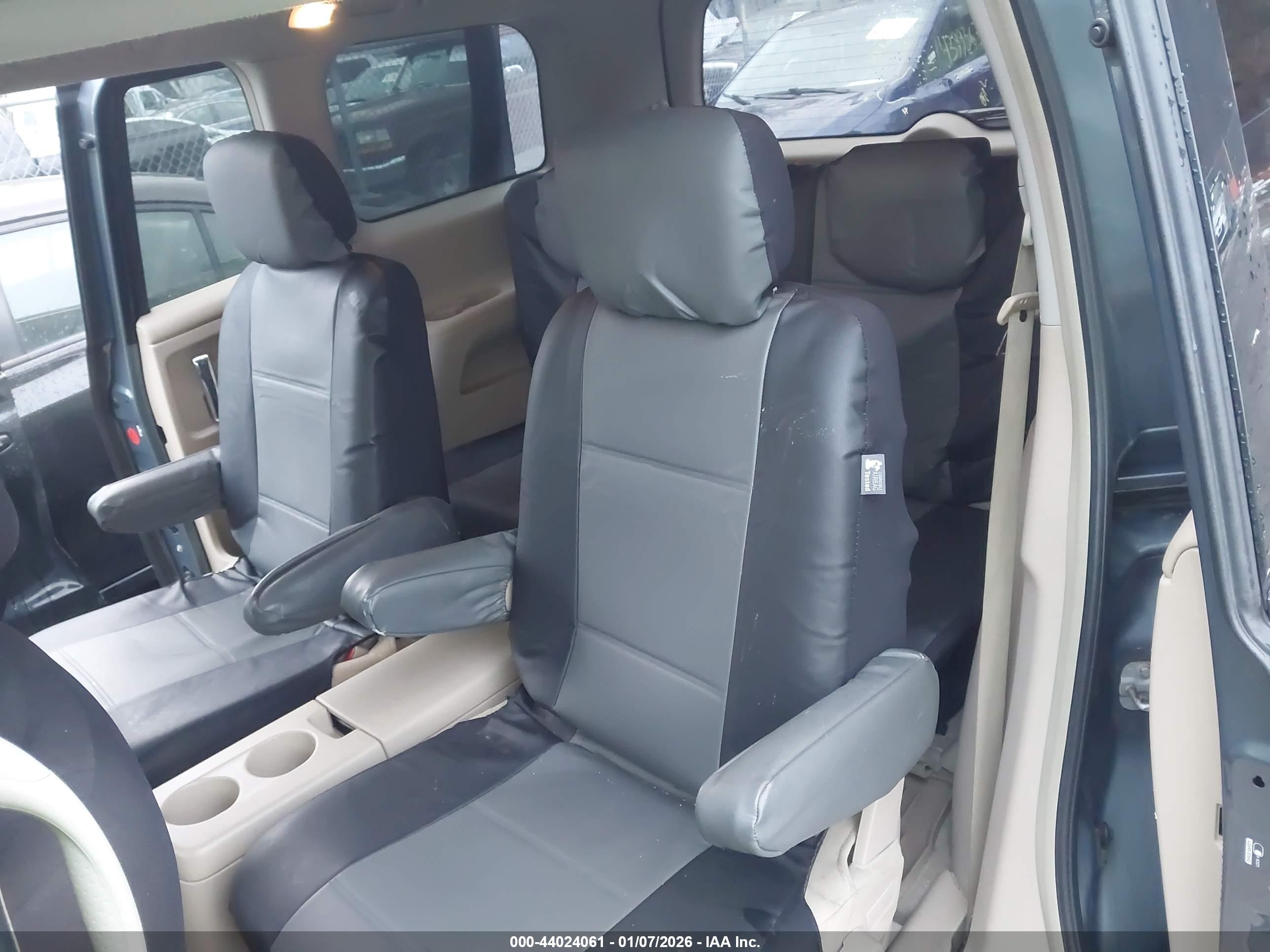 NISSAN QUEST image 8