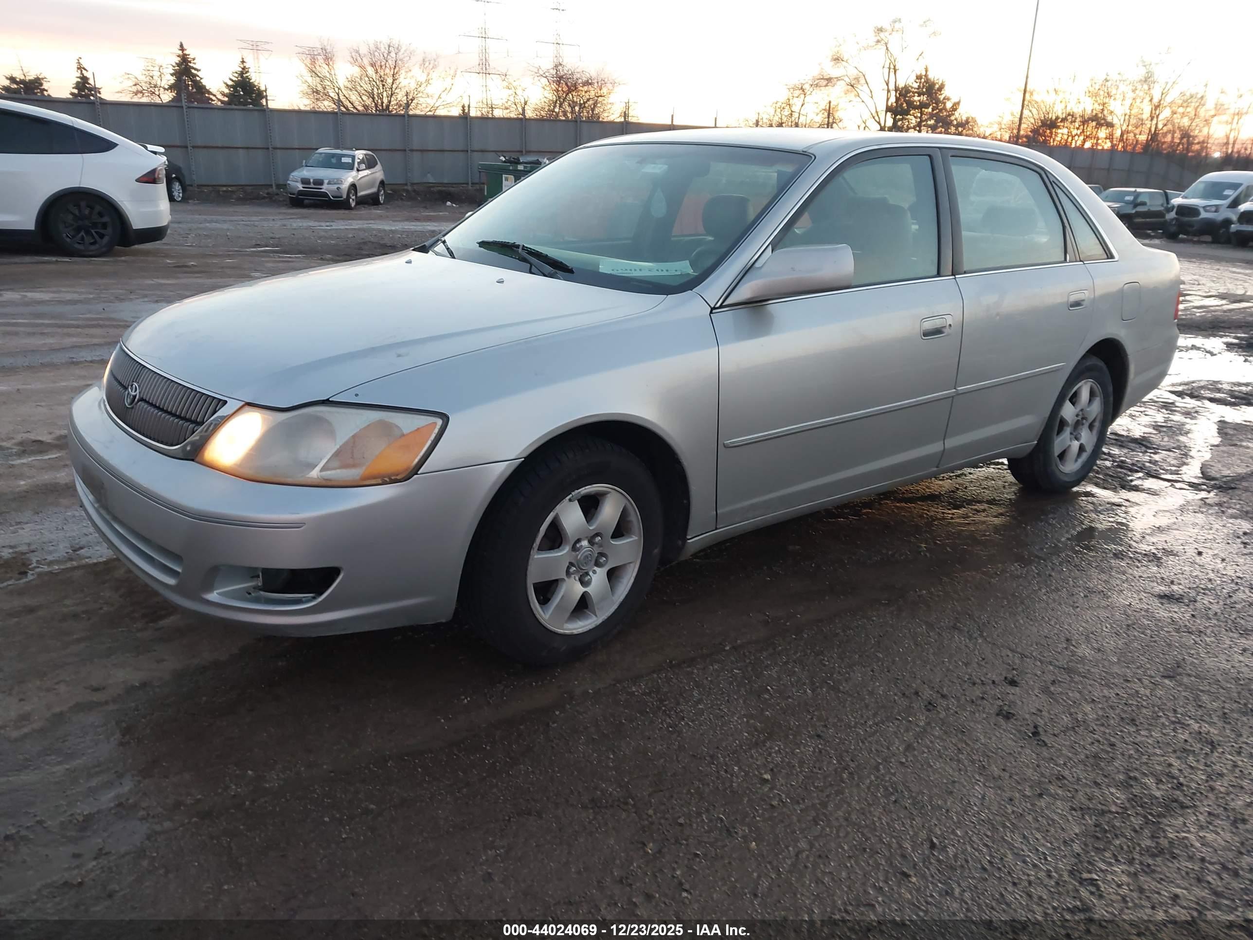 TOYOTA AVALON image 2