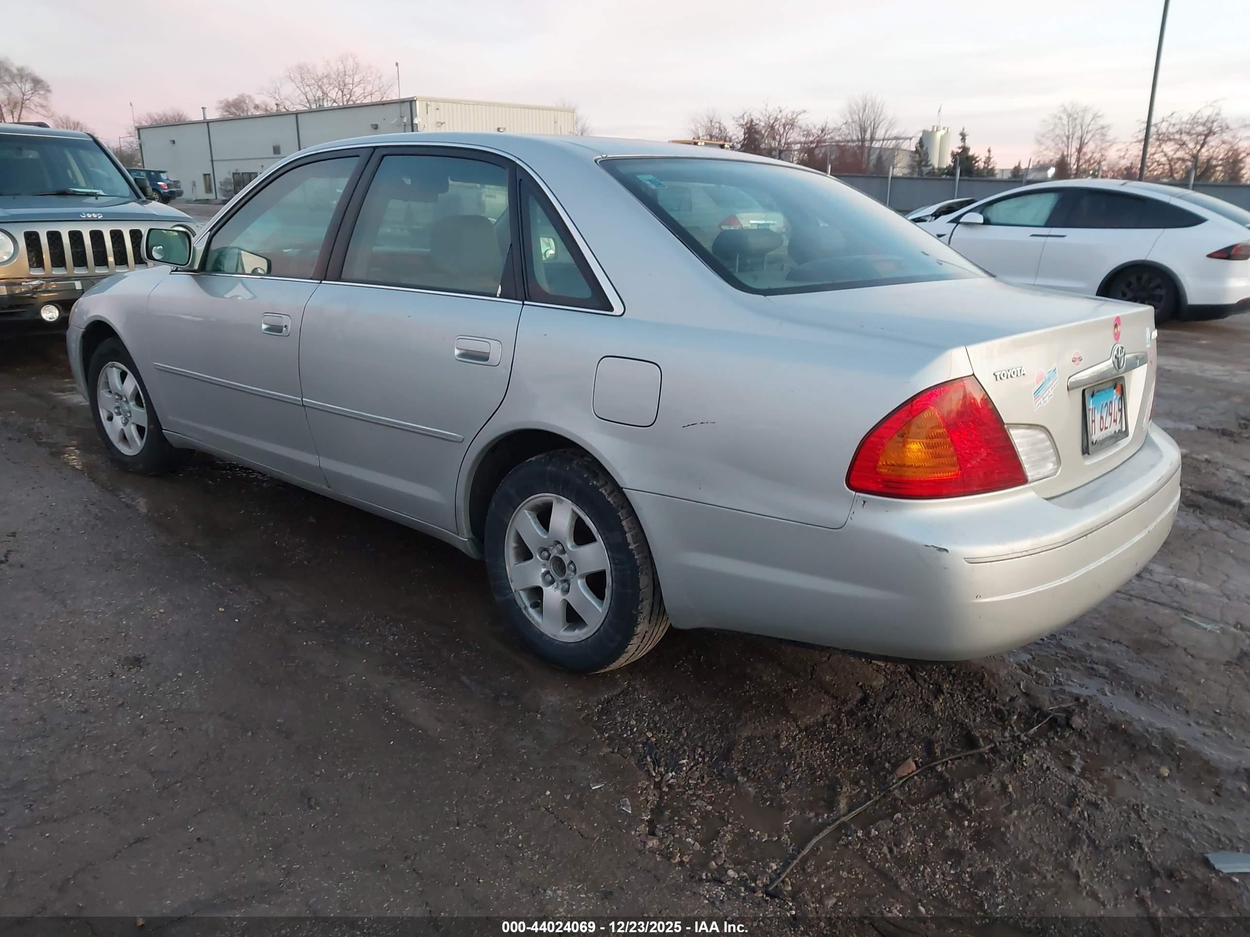 TOYOTA AVALON image 3