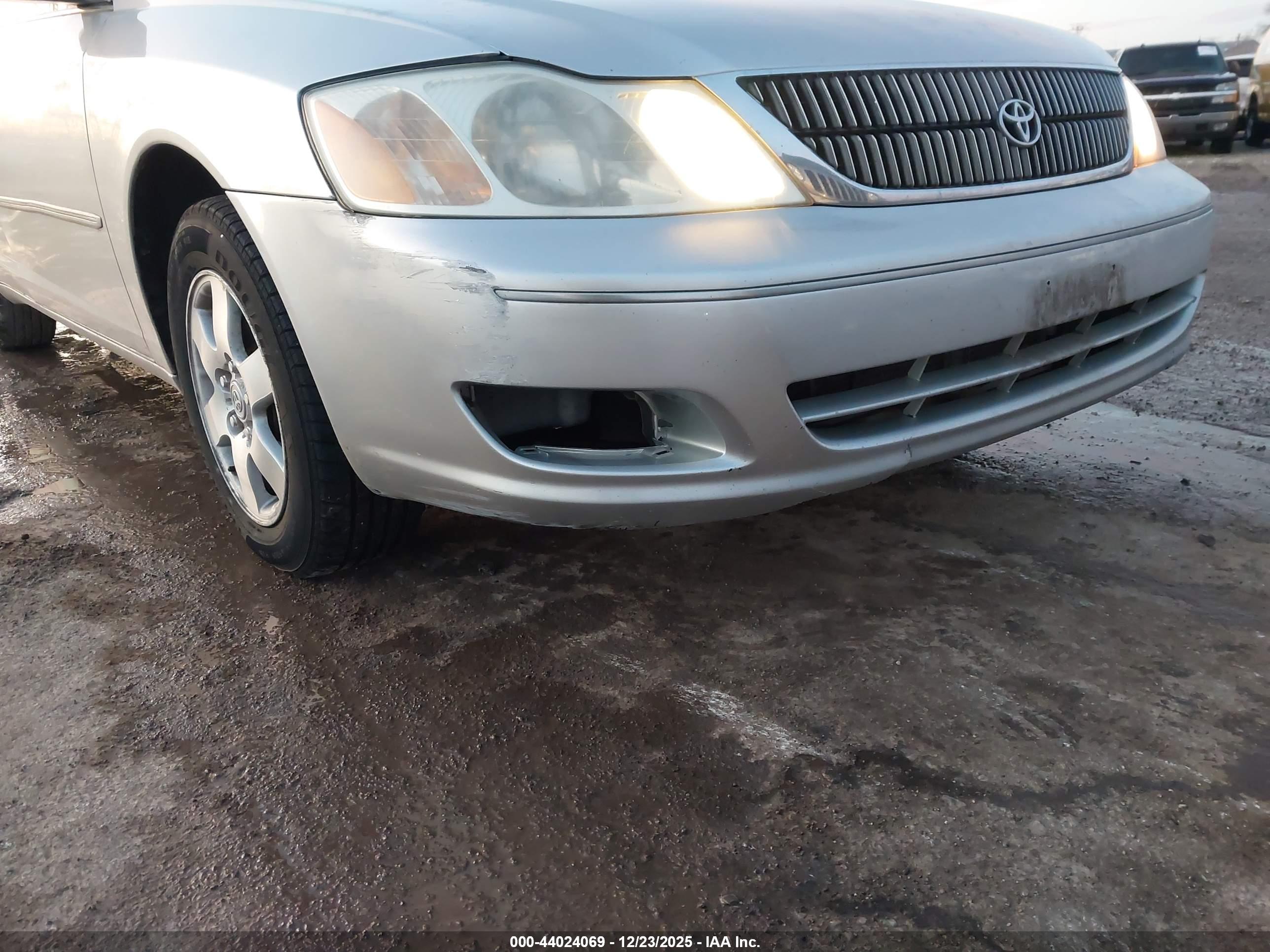 TOYOTA AVALON image 6