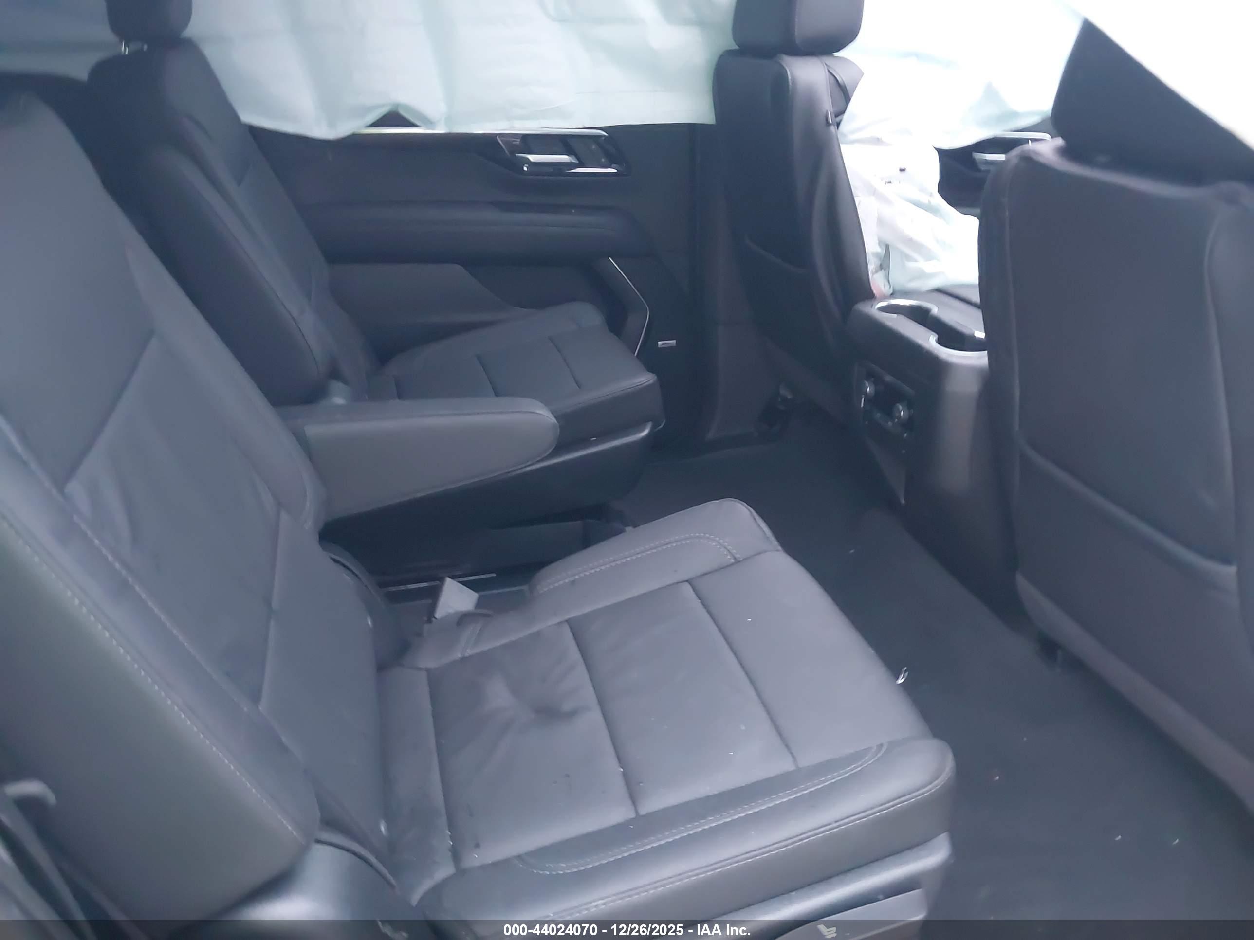 CHEVROLET SUBURBAN image 8