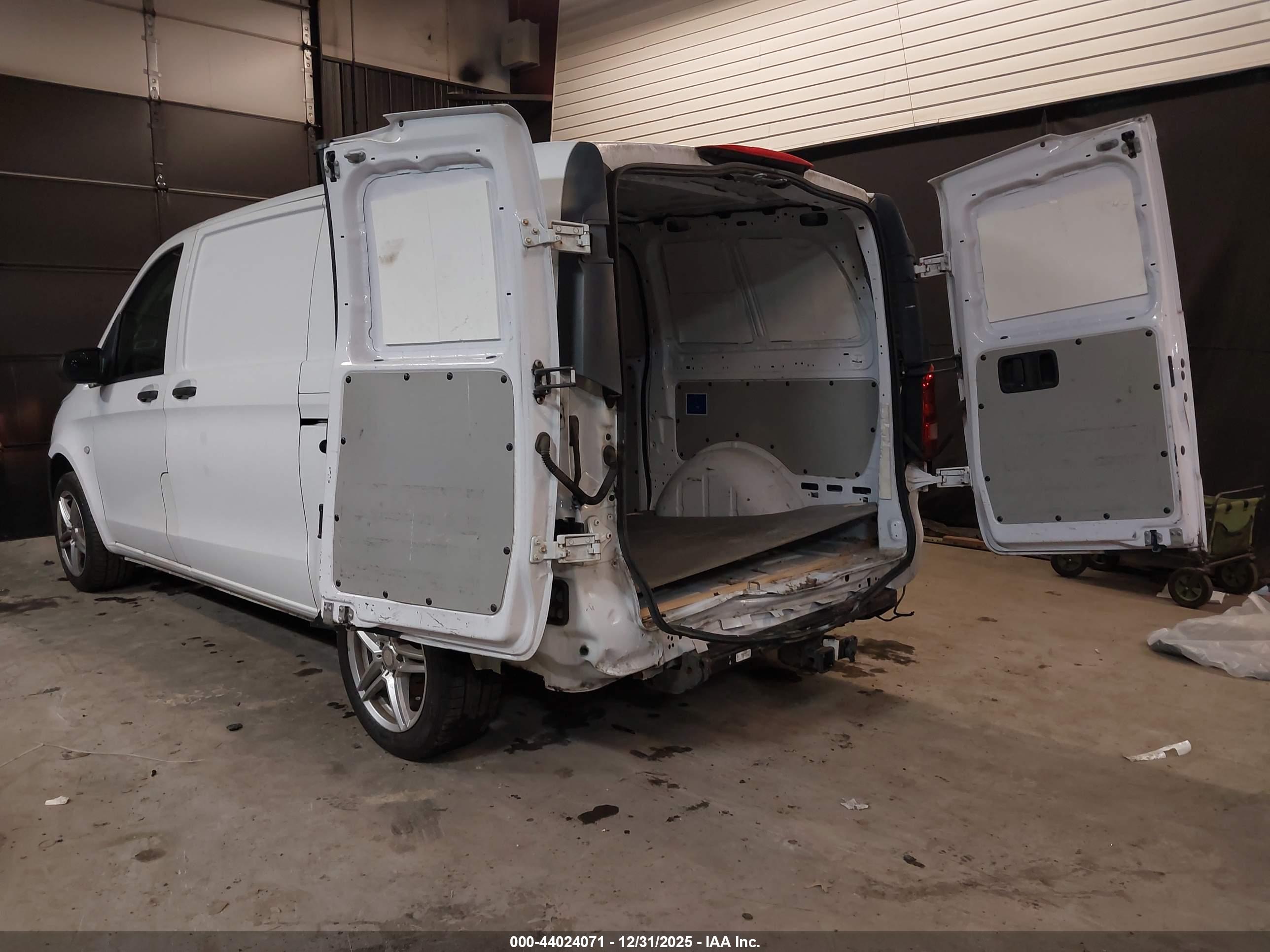 MERCEDES-BENZ METRIS image 3