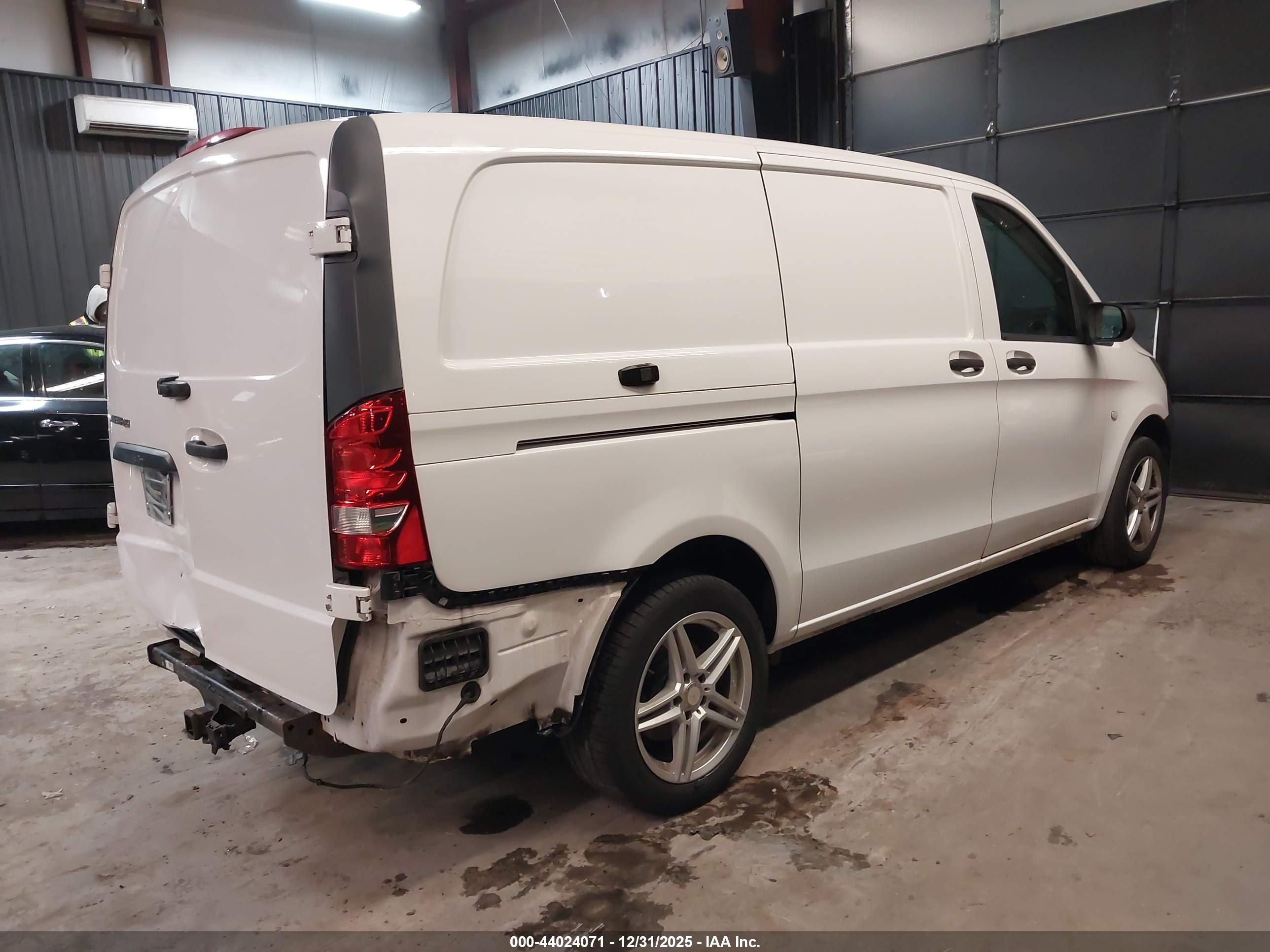 MERCEDES-BENZ METRIS image 4