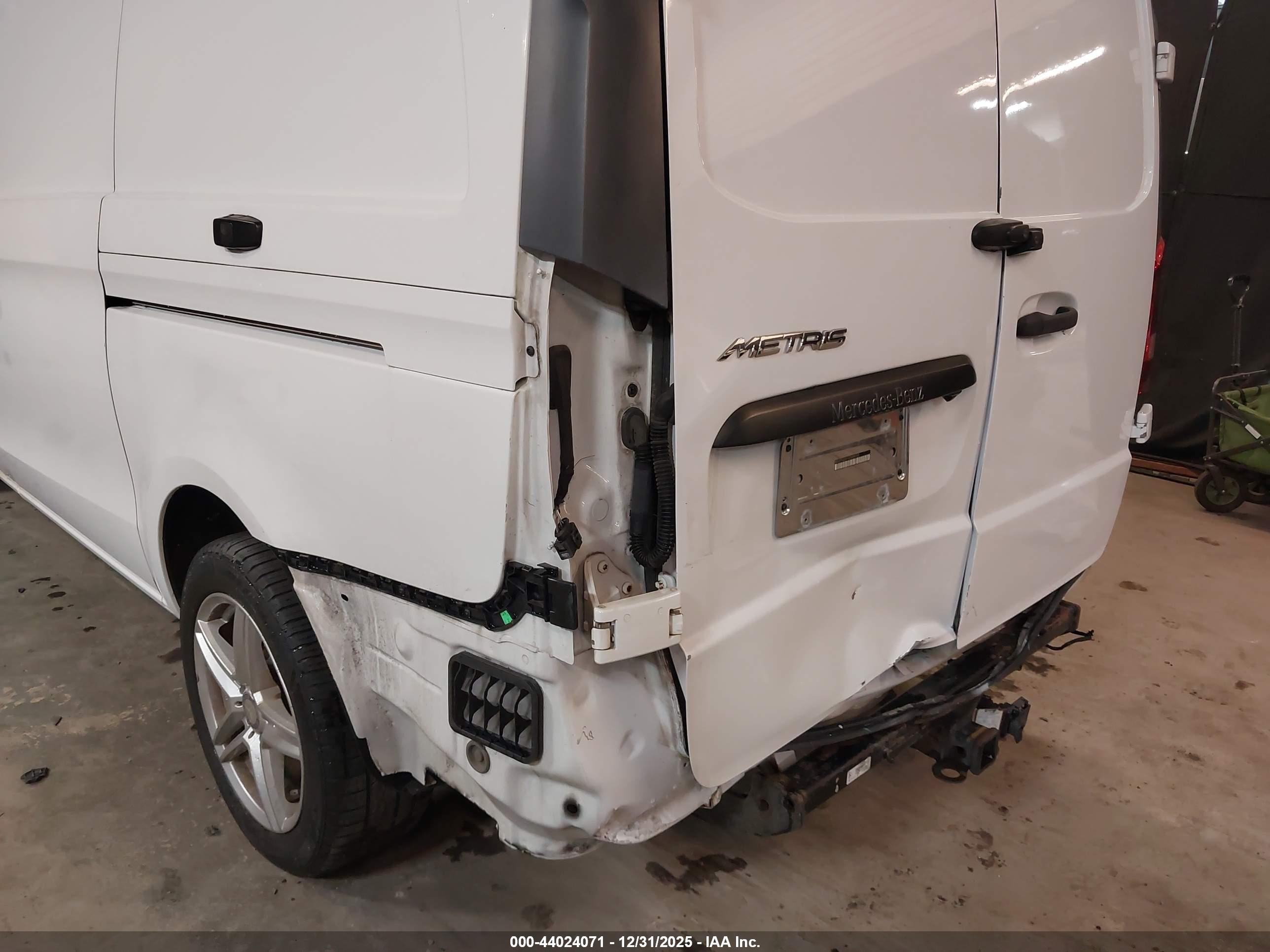 MERCEDES-BENZ METRIS image 6