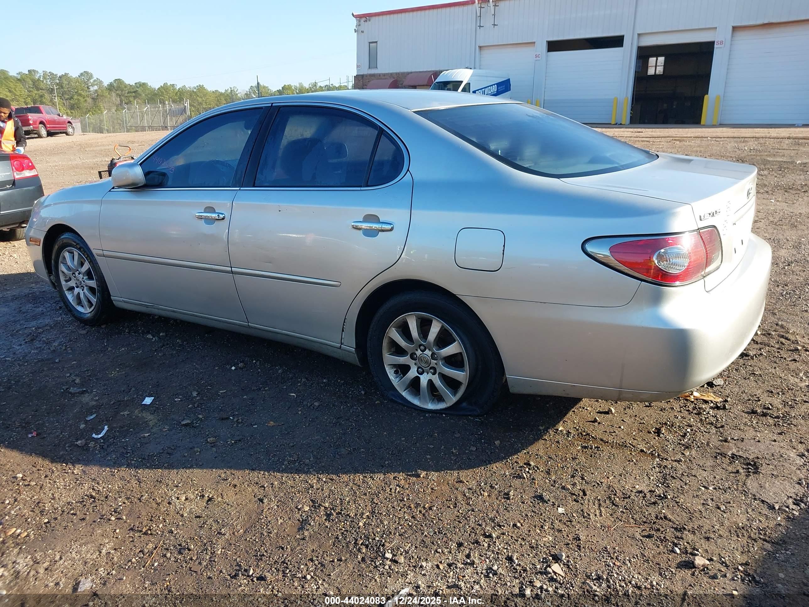 LEXUS ES image 3
