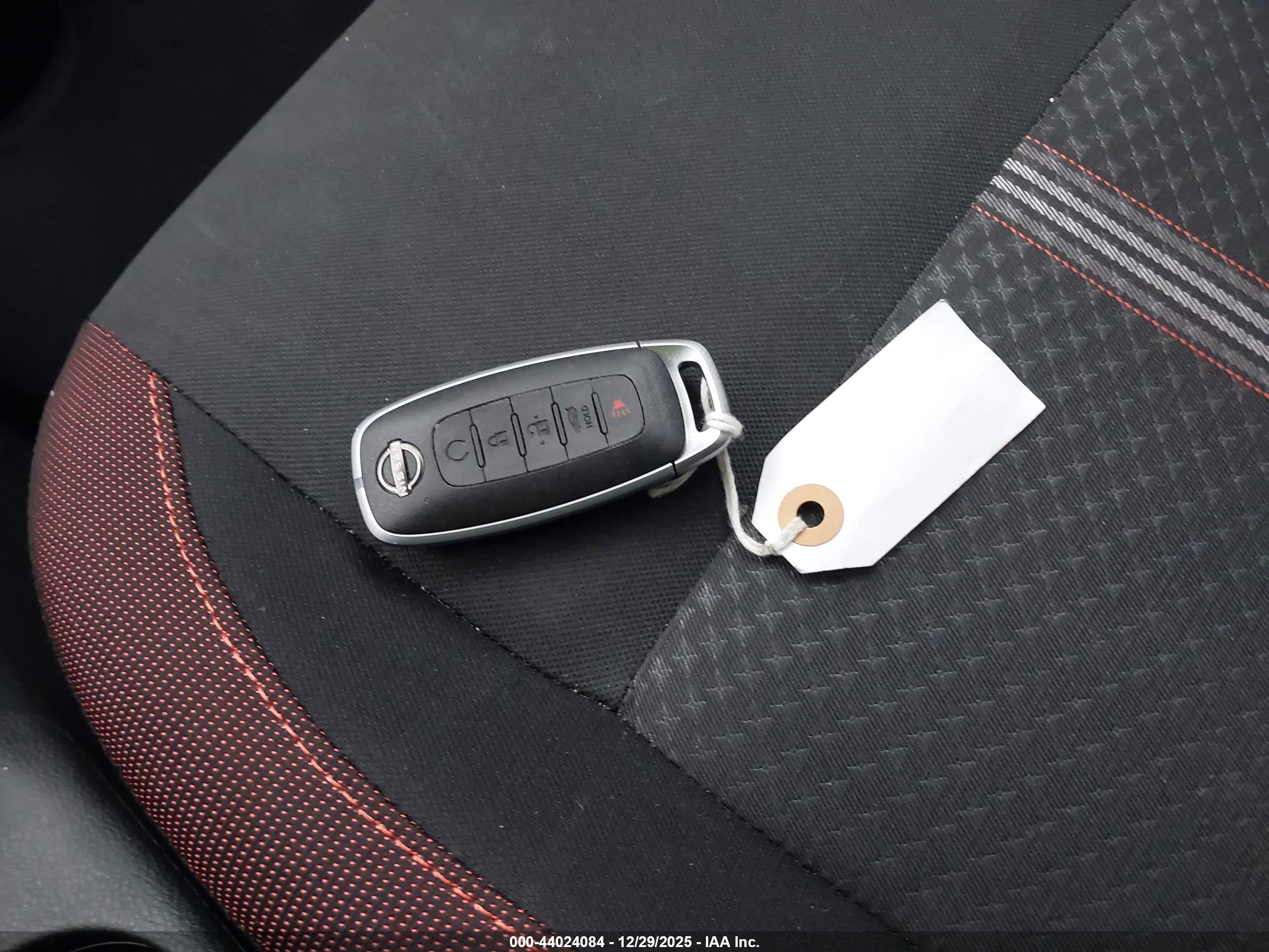 NISSAN VERSA image 11